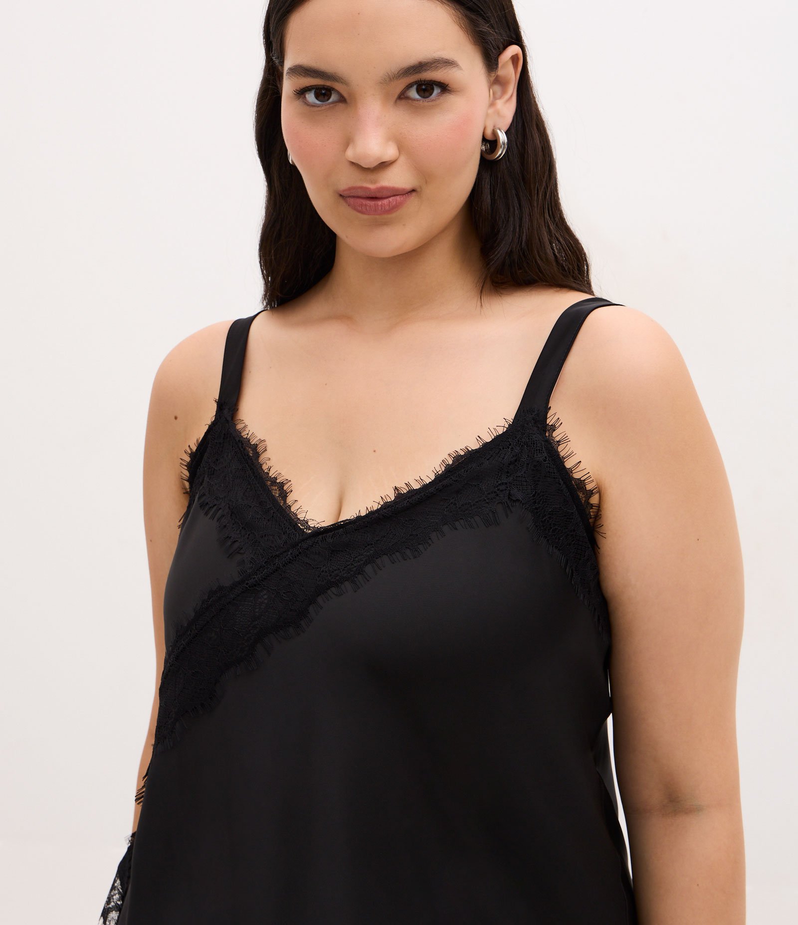 Blusa Regata em Cetim com Renda e Barra Assimétrica Curve & Plus Size Preto 3