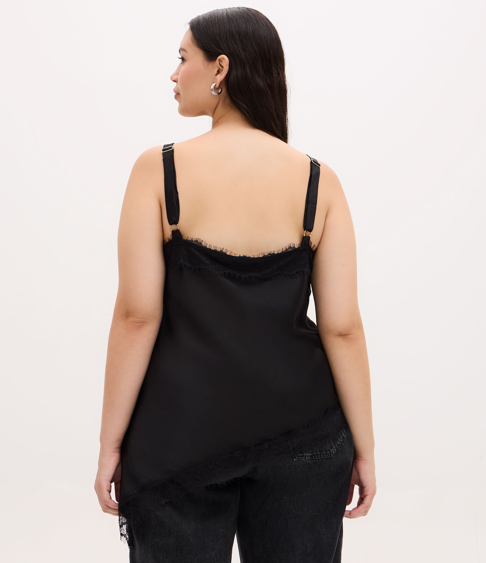 Blusa Regata em Cetim com Renda e Barra Assimétrica Curve & Plus Size Preto 4