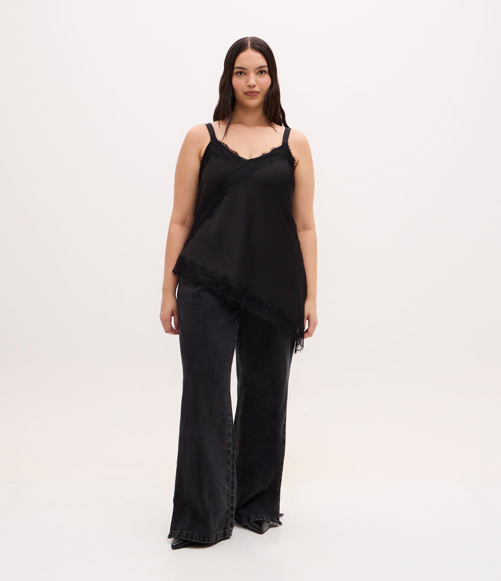 Blusa Regata em Cetim com Renda e Barra Assimétrica Curve & Plus Size Preto 5
