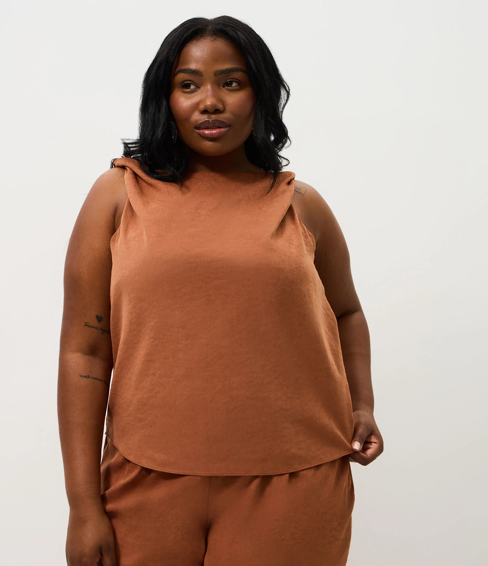 Regata em Cupro com Alça Torcida Curve & Plus Size Marrom 1
