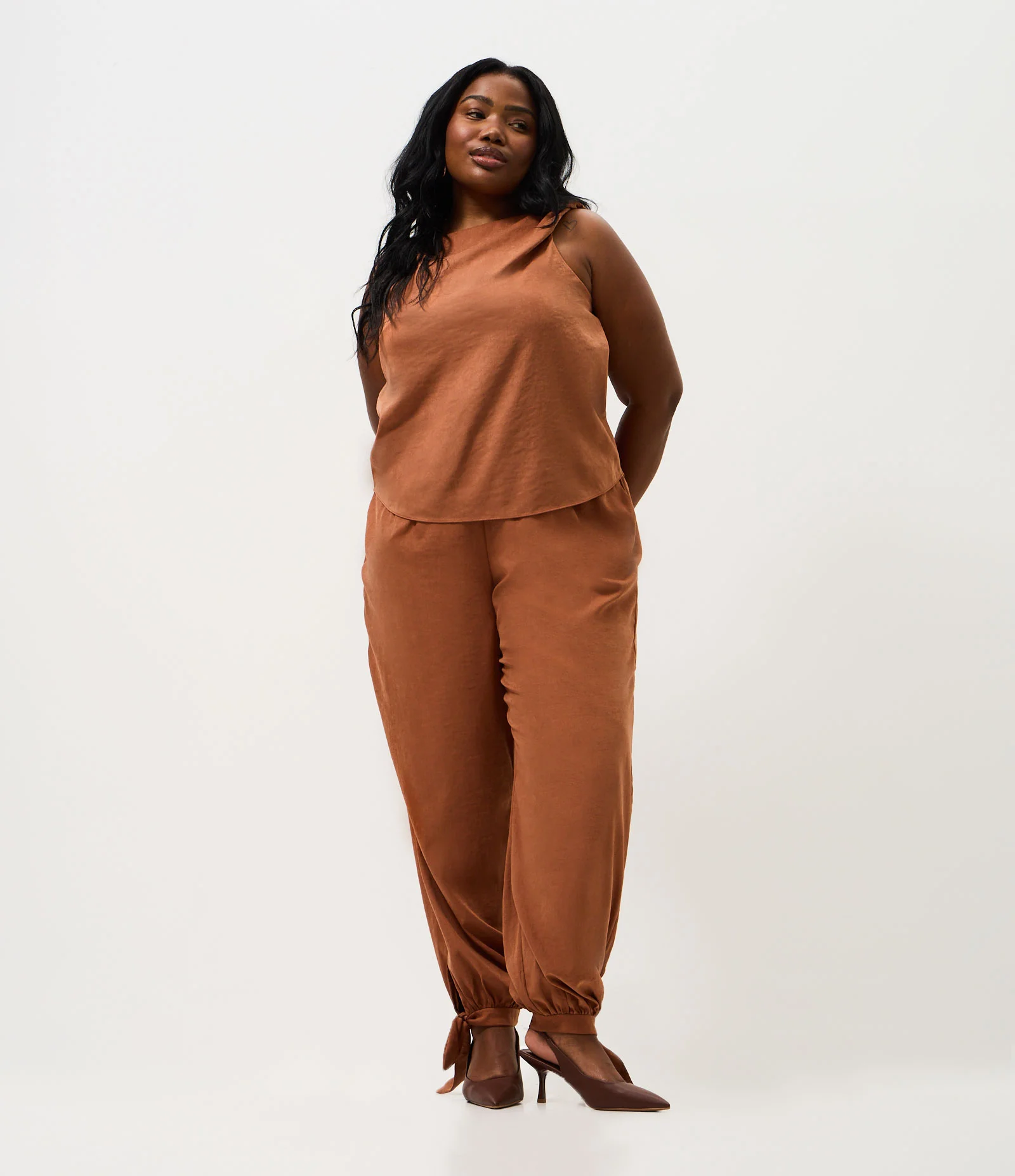 Regata em Cupro com Alça Torcida Curve & Plus Size Marrom 2