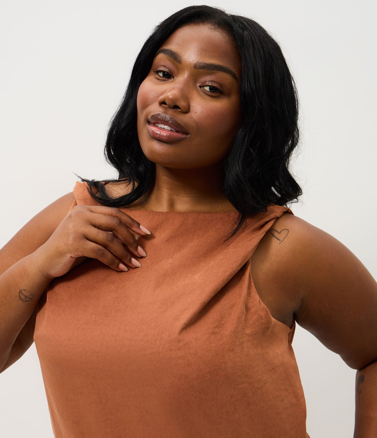 Regata em Cupro com Alça Torcida Curve & Plus Size Marrom 3
