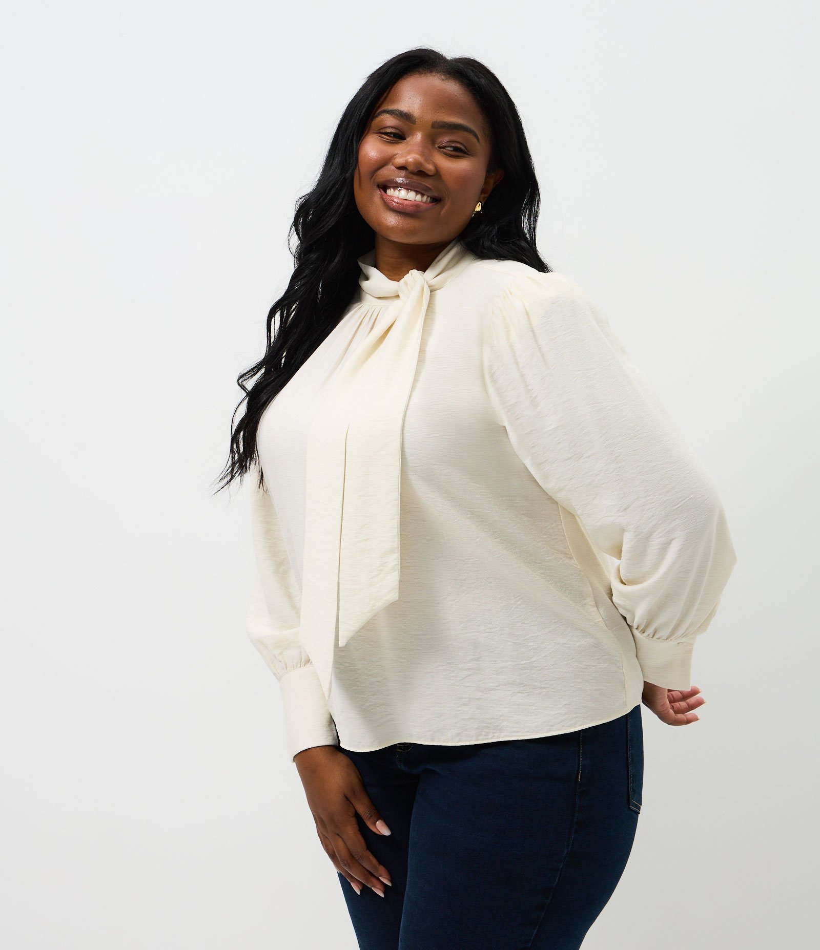 Camisa Manga Longa com Gola Laço Curve & Plus Size Bege 1
