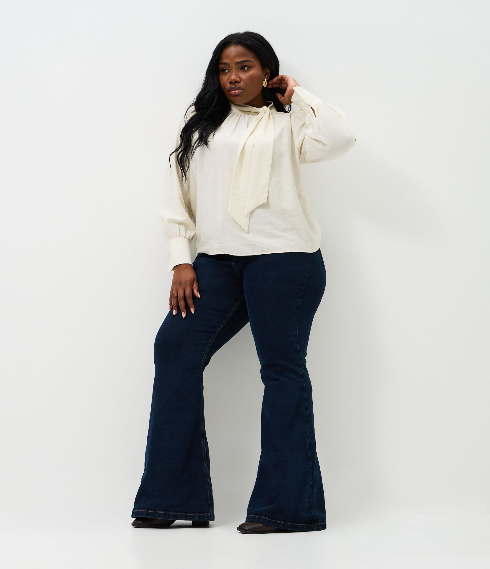 Camisa Manga Longa com Gola Laço Curve & Plus Size Bege 2