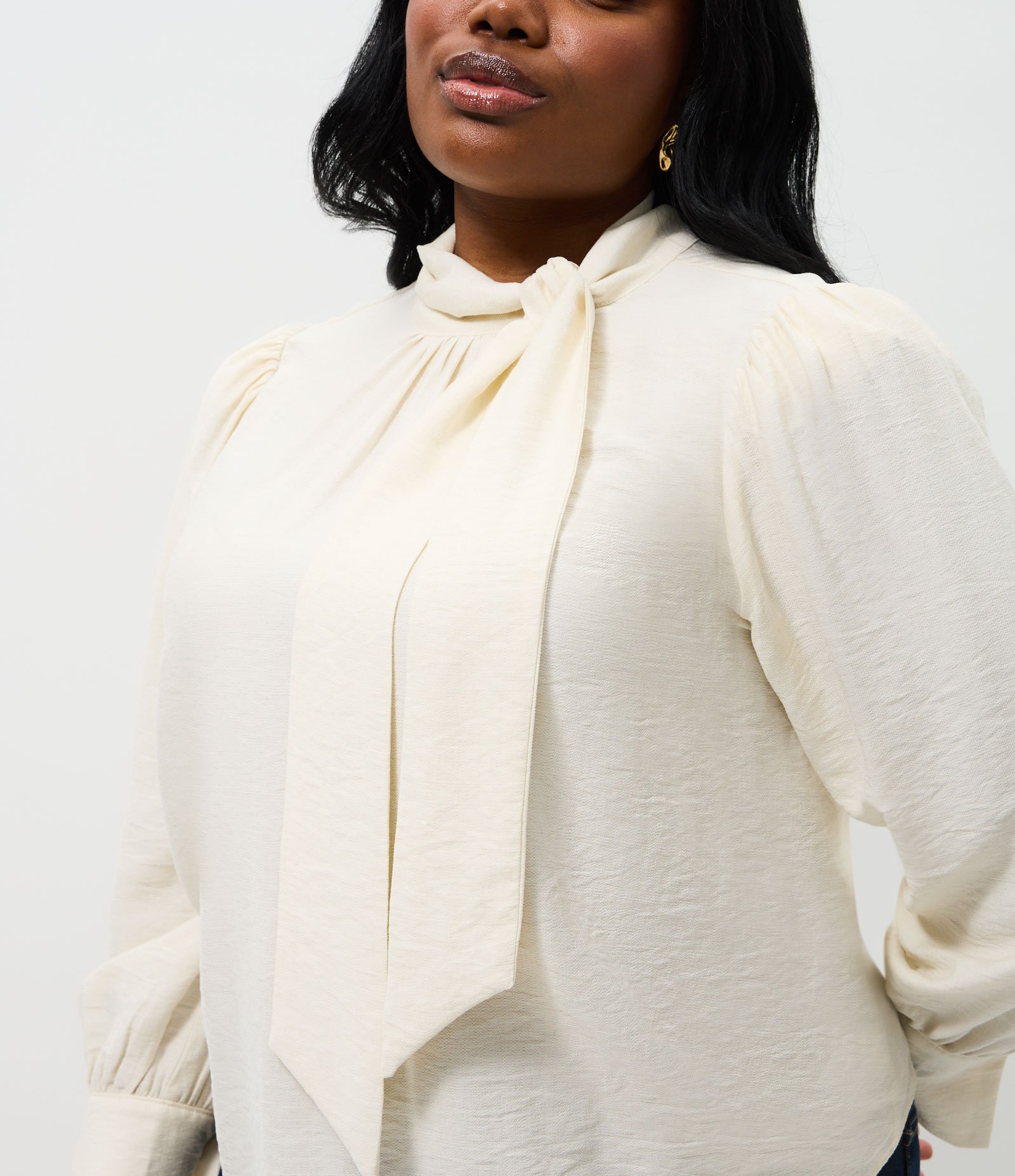 Camisa Manga Longa com Gola Laço Curve & Plus Size Bege 3