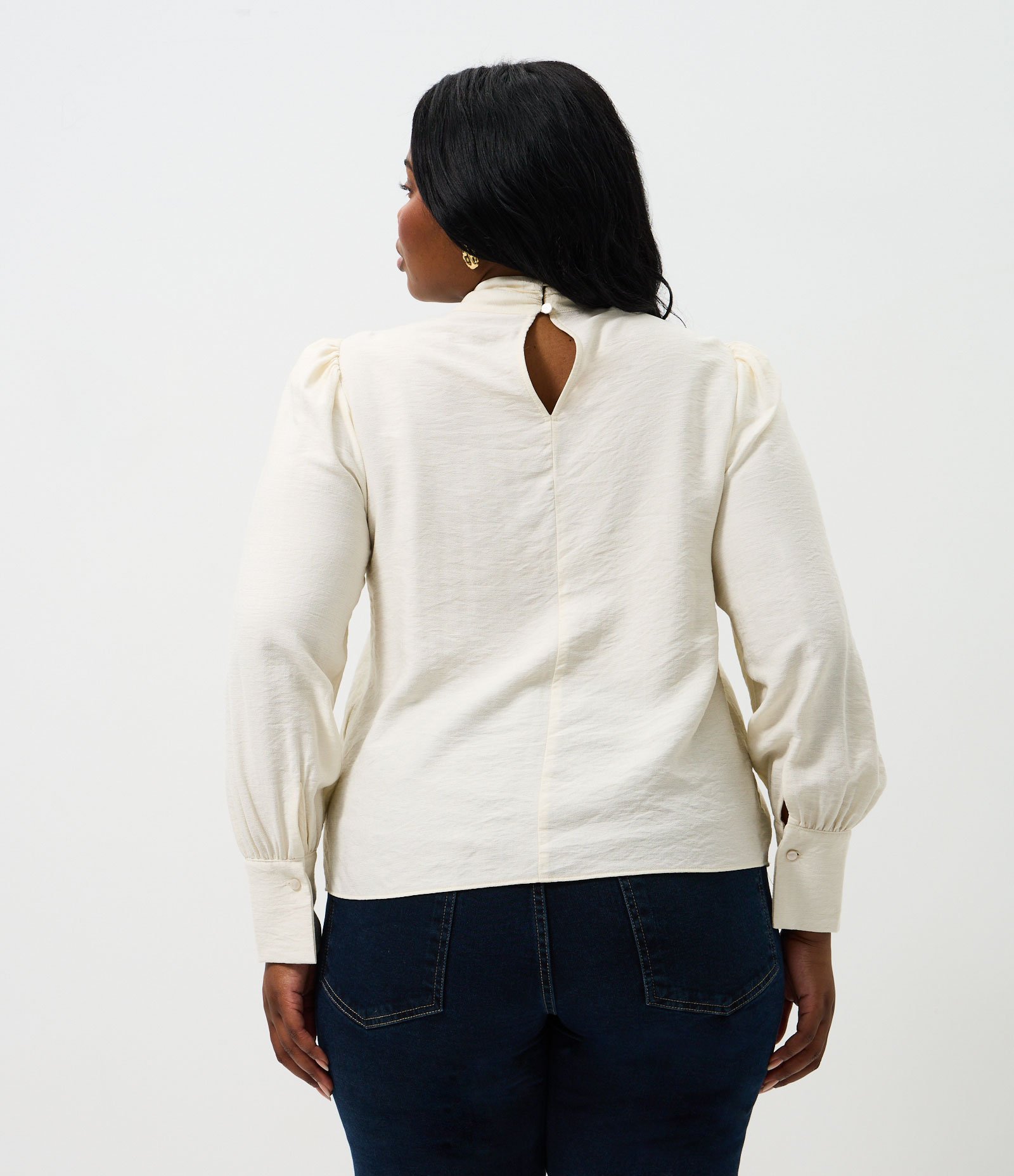 Camisa Manga Longa com Gola Laço Curve & Plus Size Bege 4