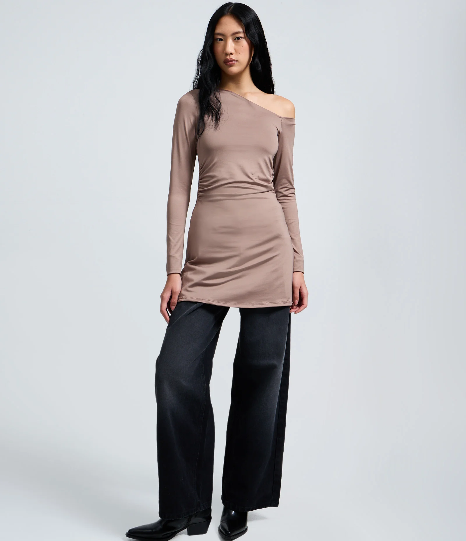 Vestido Curto Manga Longa com Decote Assimétrico Bege 2