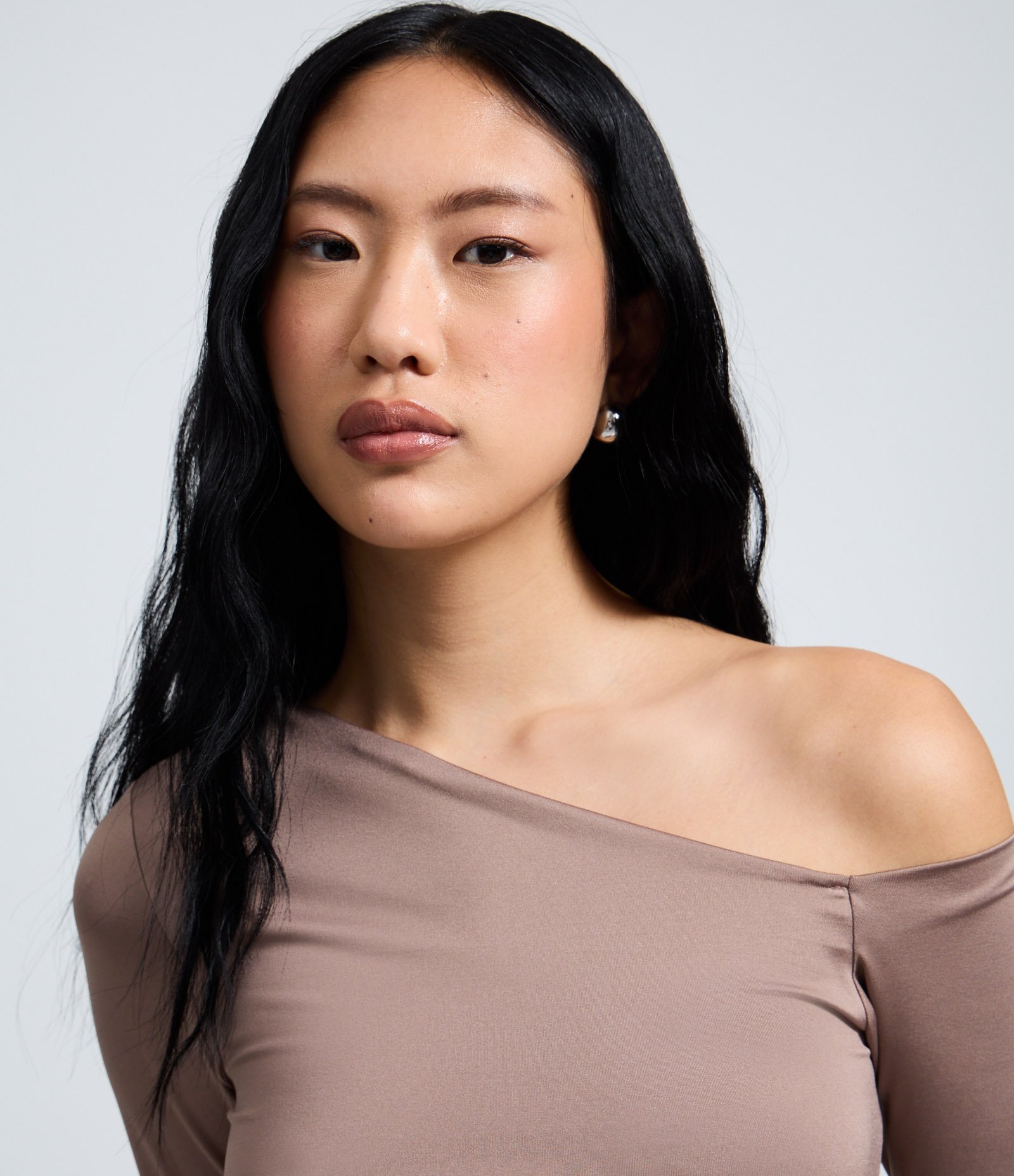 Vestido Curto Manga Longa com Decote Assimétrico Bege 3