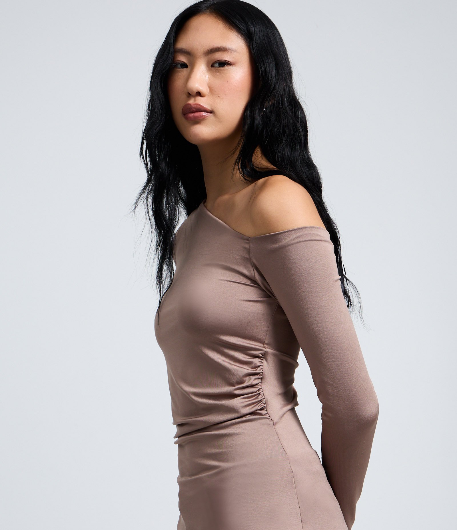 Vestido Curto Manga Longa com Decote Assimétrico Bege 4