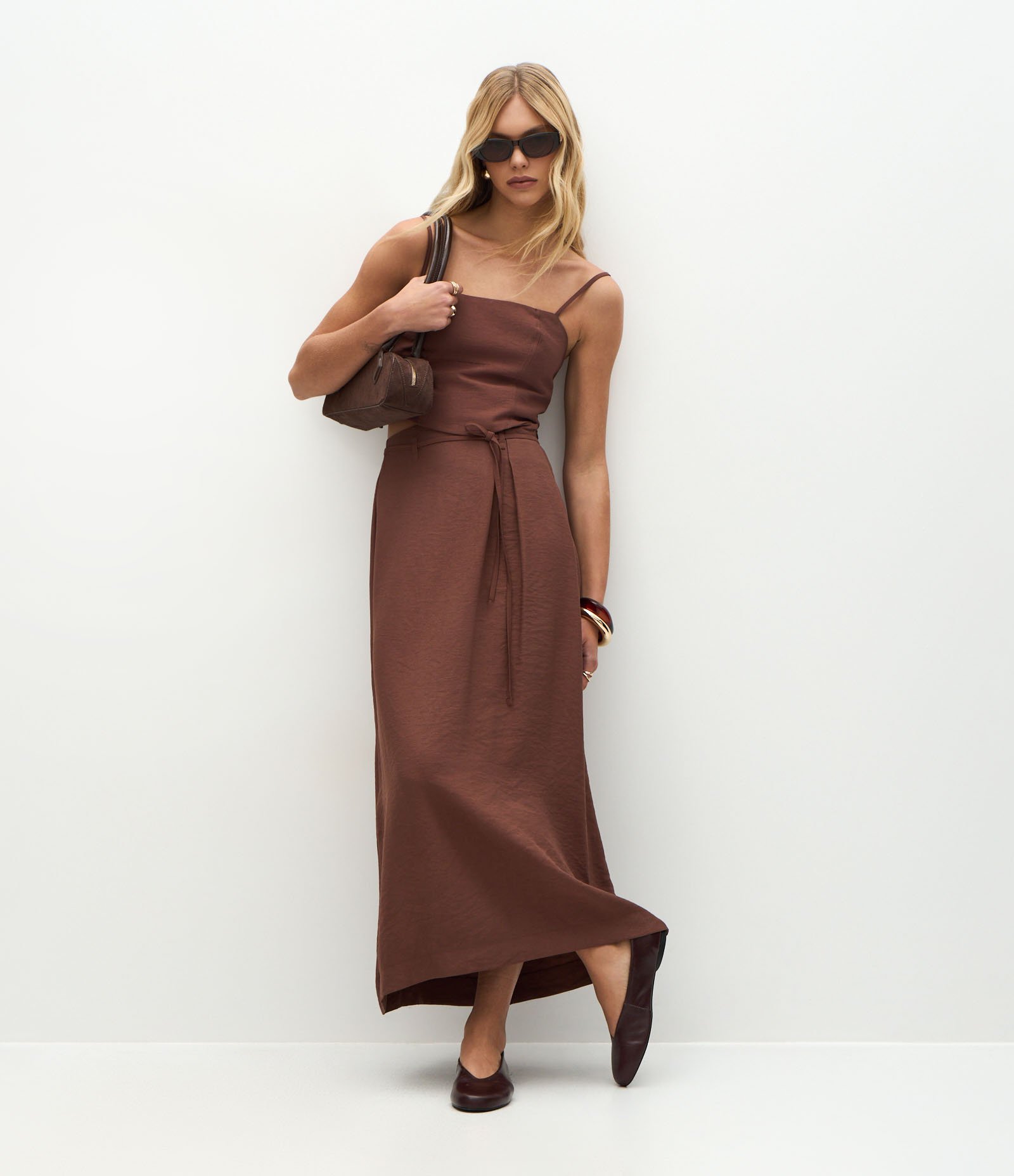 Blusa Alfaiatada em Viscose com Alças Finas Marrom 2