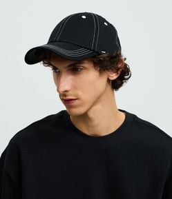 Boné em Sarja com Linhas Contrastantes