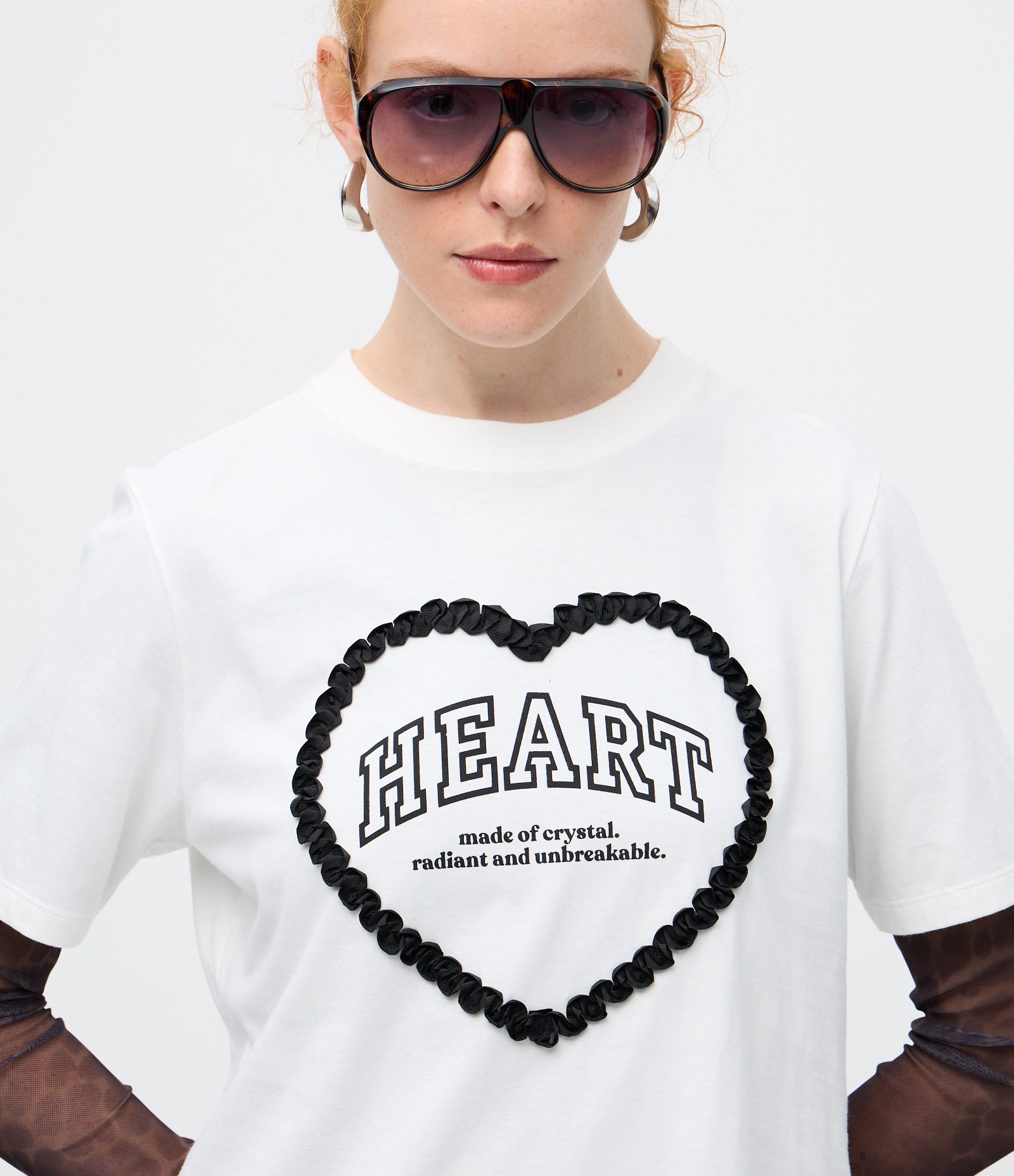 Camiseta em Algodão com Coração em Fita e Lettering Bordado Branco 4