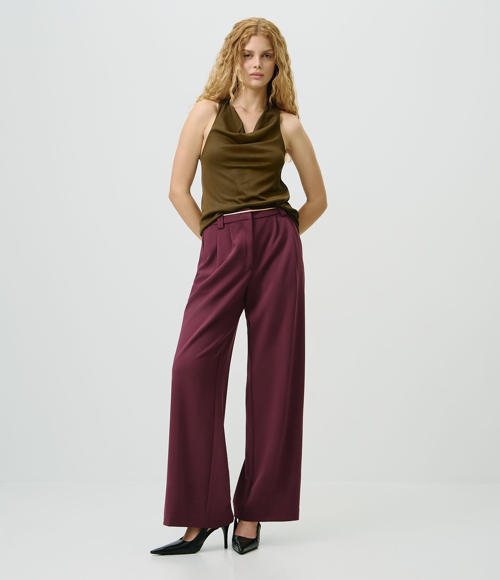 Calça Wide em Crepe com Cinto Corrente Vinho 1
