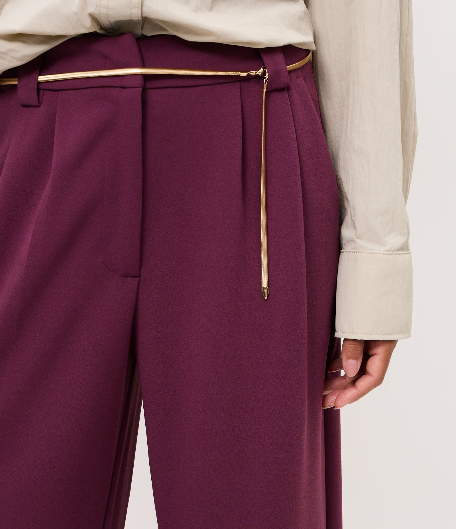 Calça Wide em Crepe com Cinto Corrente Vinho 4