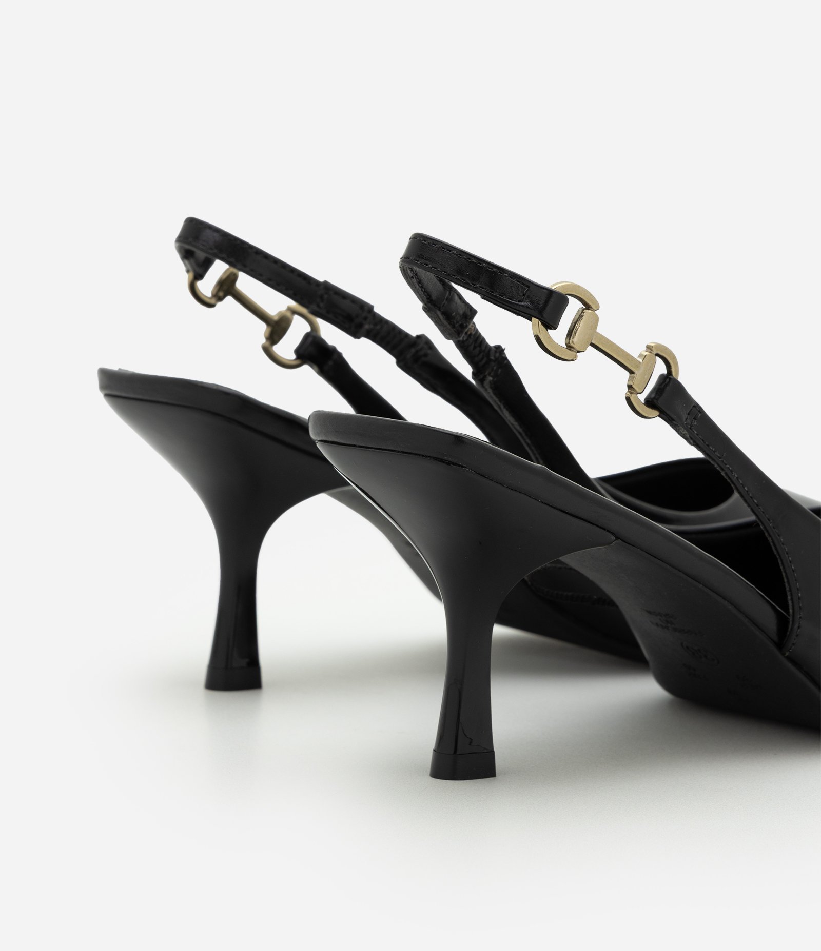 Sapato Slingback com Aviamento Lateral Preto 4