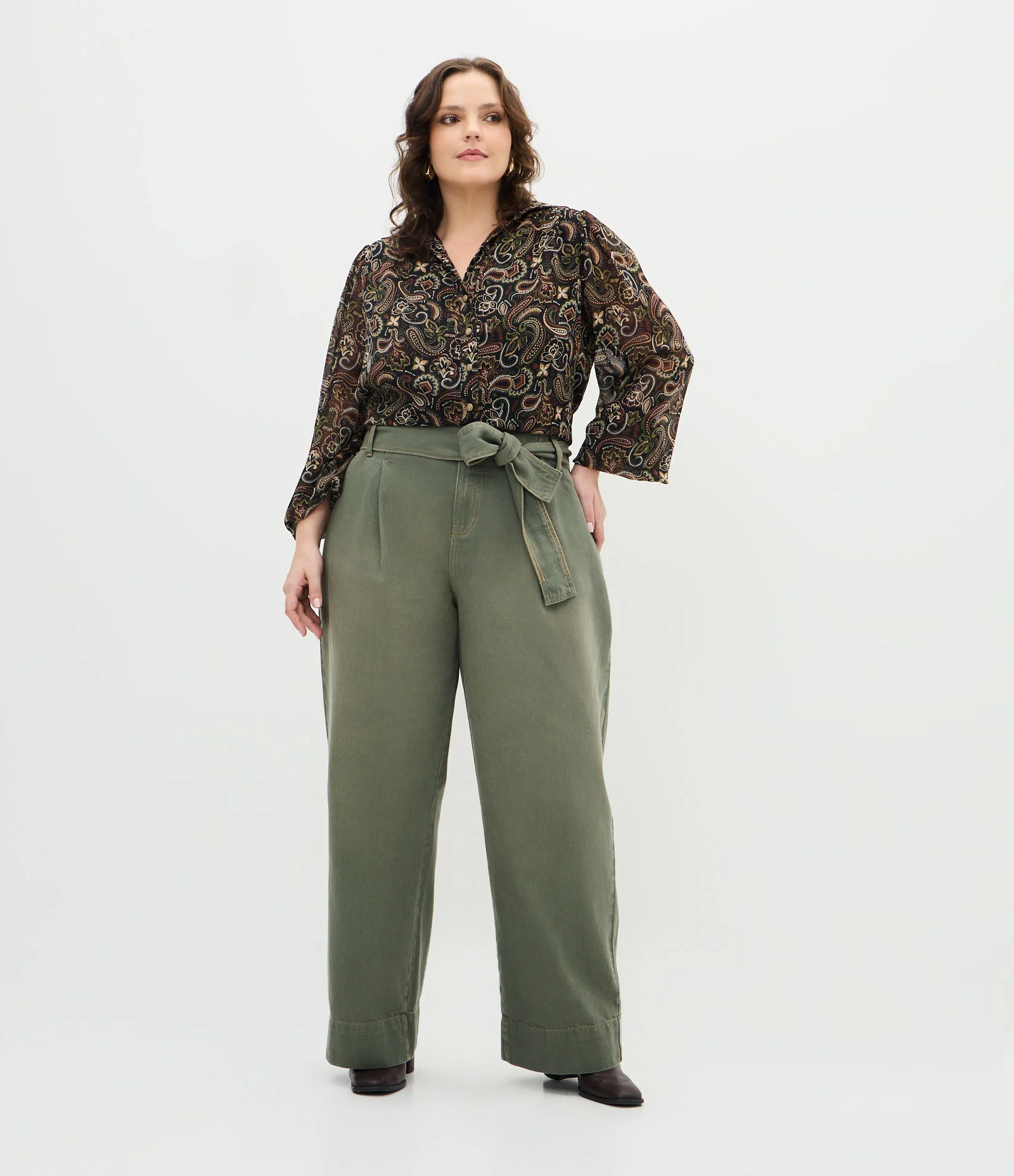Calça Reta em Sarja com Faixa Larga e Pregas Curve & Plus Size Verde Escuro 1