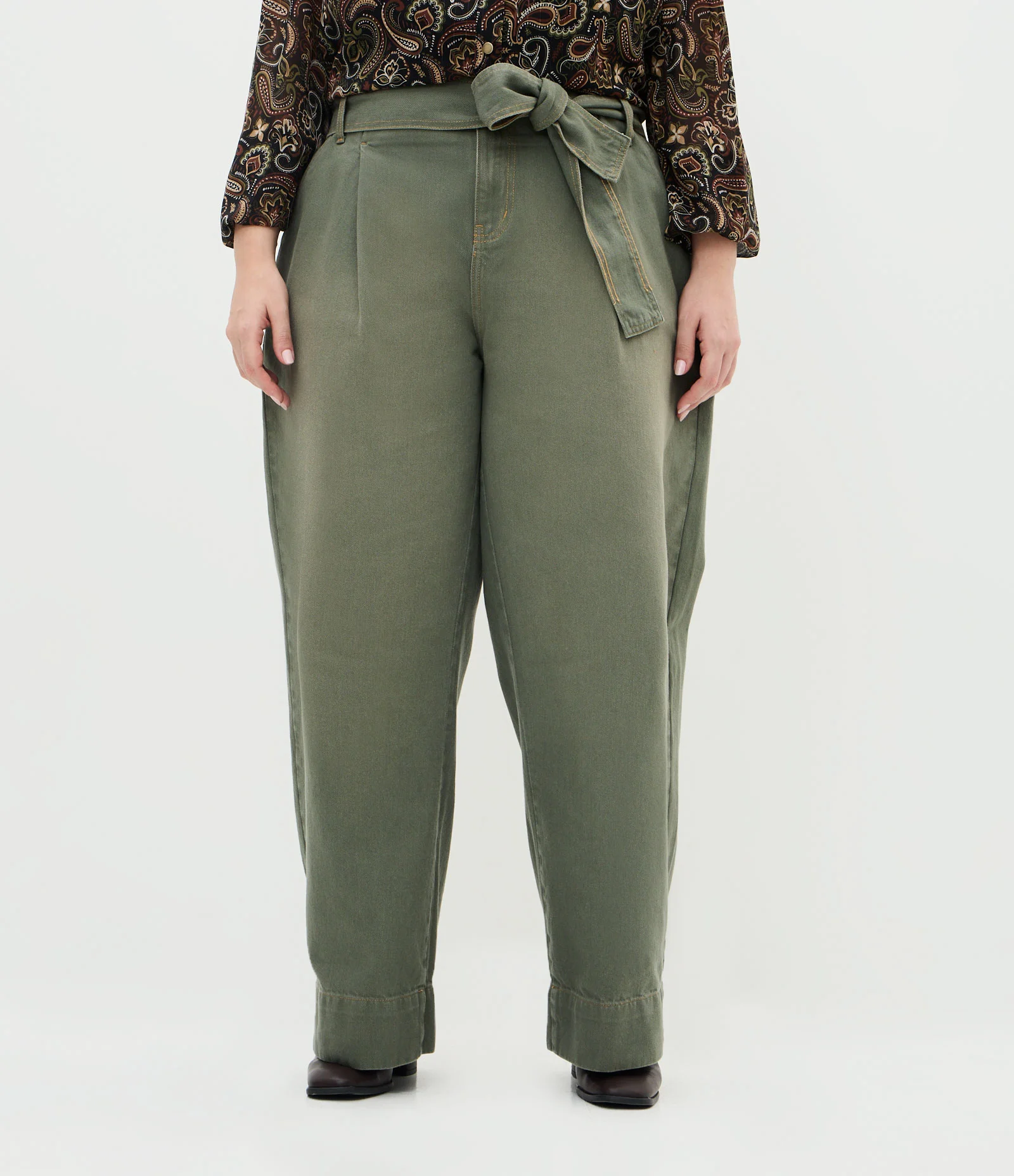 Calça Reta em Sarja com Faixa Larga e Pregas Curve & Plus Size Verde Escuro 2