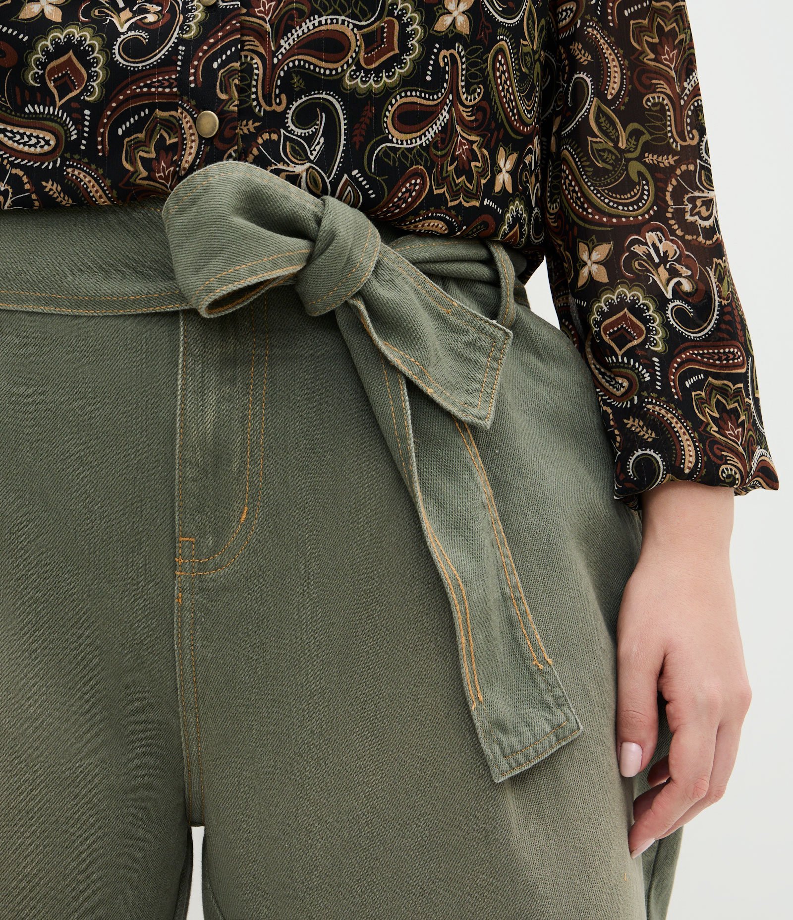 Calça Reta em Sarja com Faixa Larga e Pregas Curve & Plus Size Verde Escuro 3
