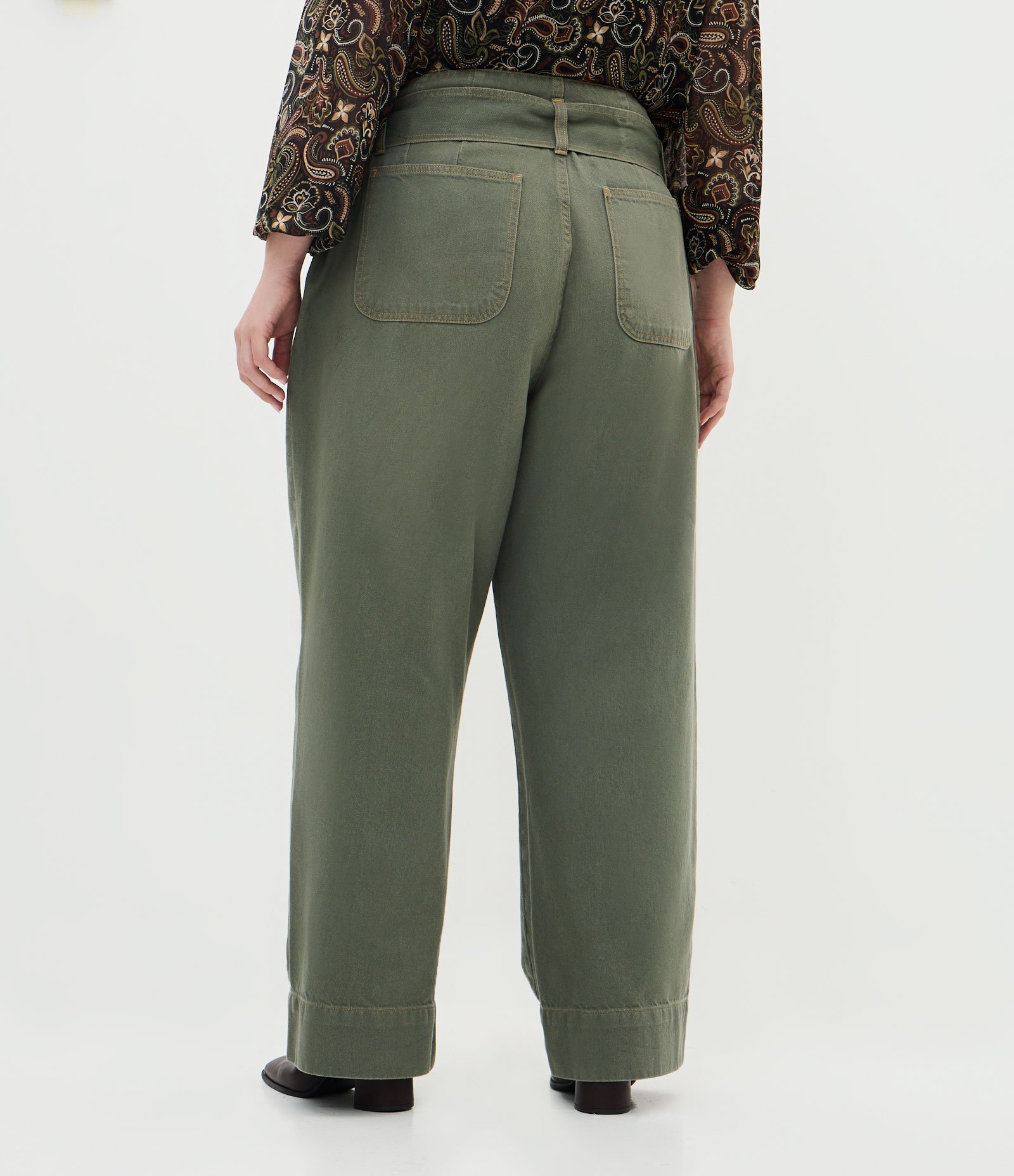Calça Reta em Sarja com Faixa Larga e Pregas Curve & Plus Size Verde Escuro 4