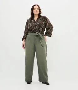 Calça Reta em Sarja com Faixa Larga e Pregas Curve & Plus Size