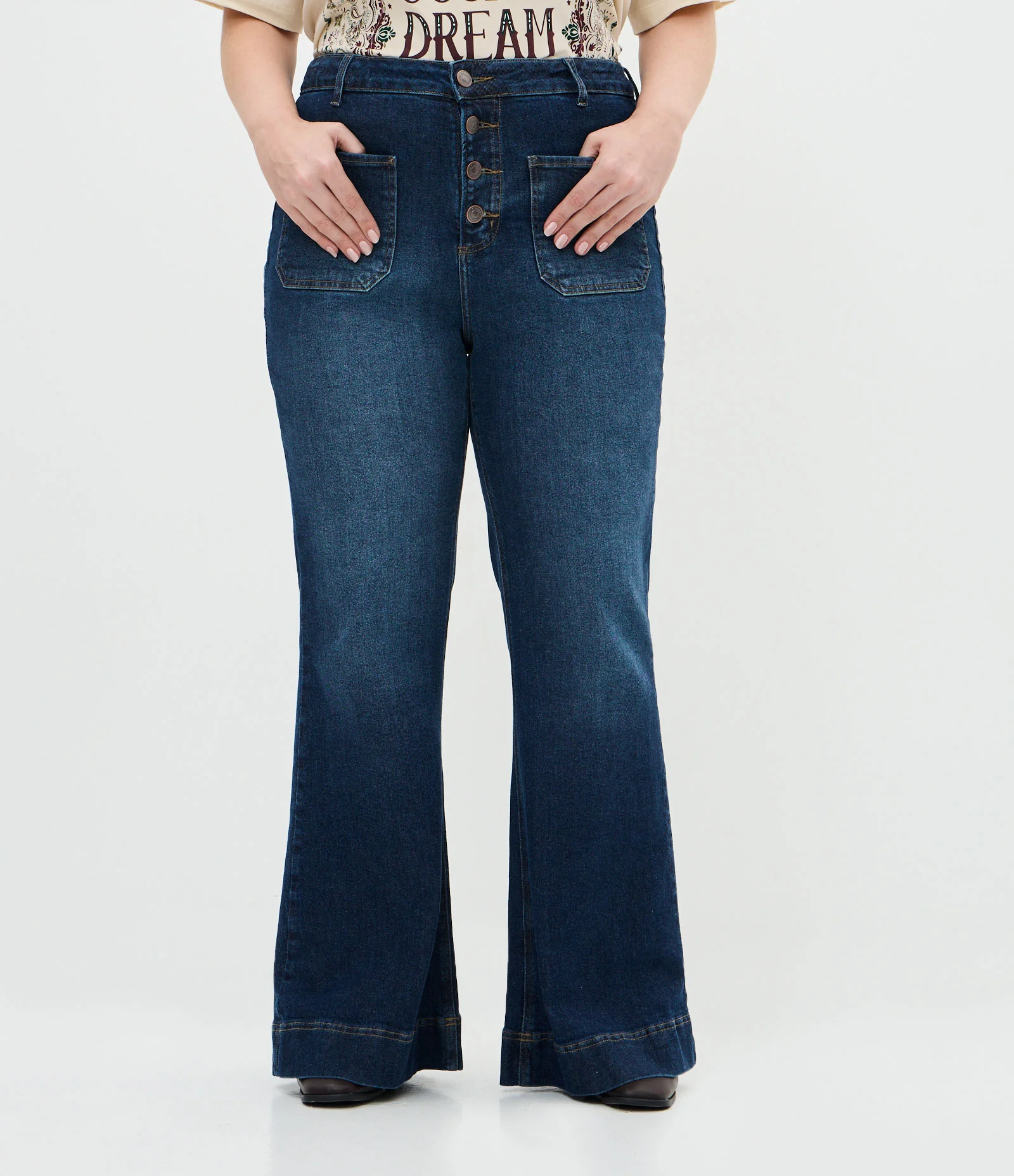 Calça Flare em Jeans com Botões Frontais Curve & Plus Size Azul 2