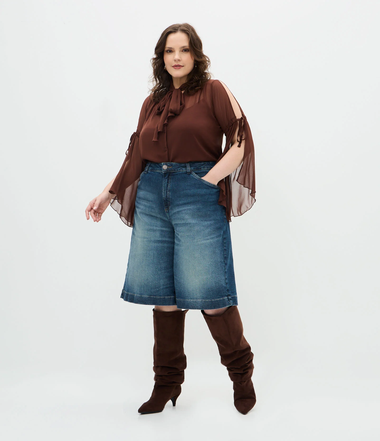 Bermuda Jeans Reta com Bolsos e Passantes Curve & Plus Size Azul 1