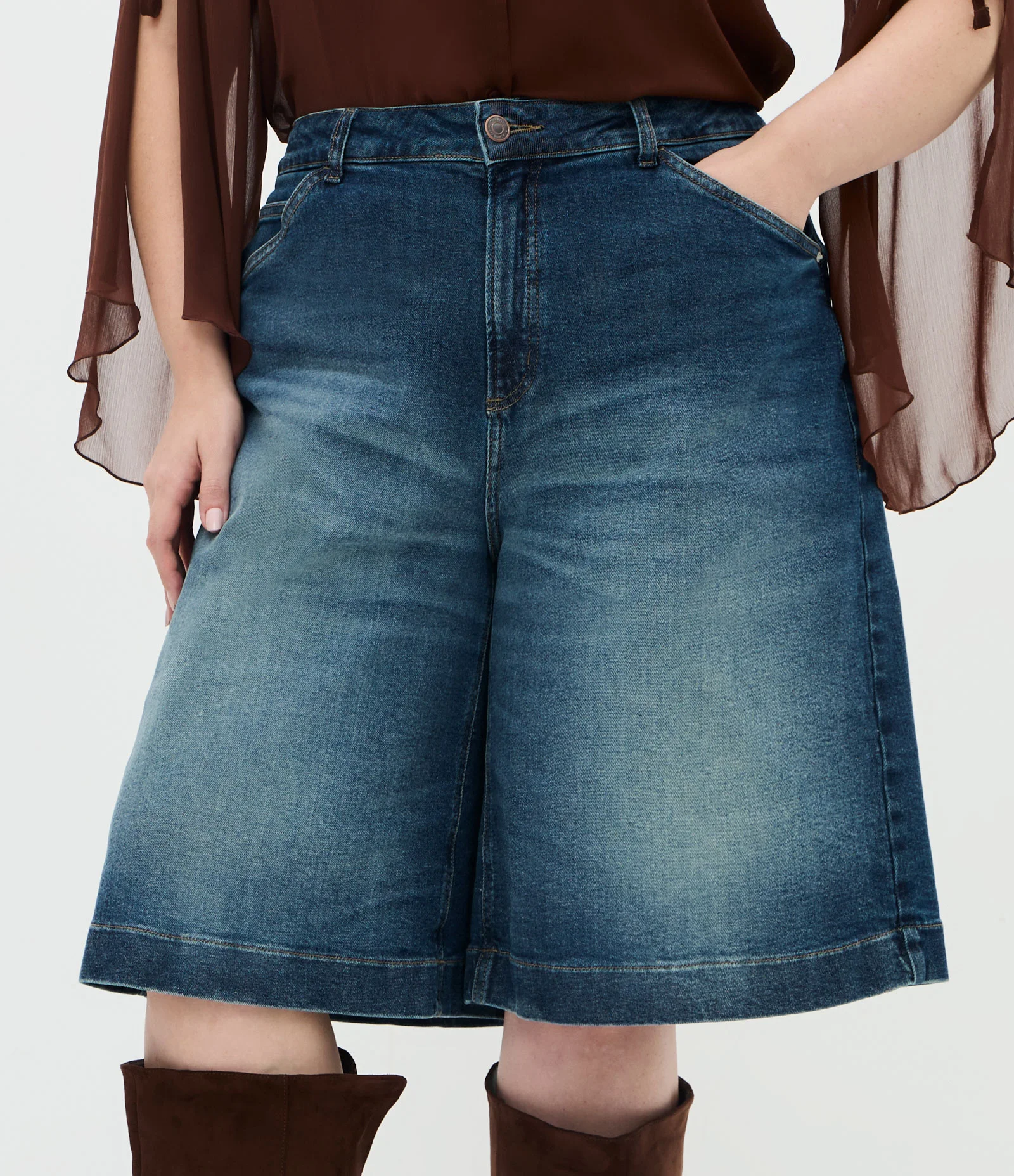 Bermuda Jeans Reta com Bolsos e Passantes Curve & Plus Size Azul 2