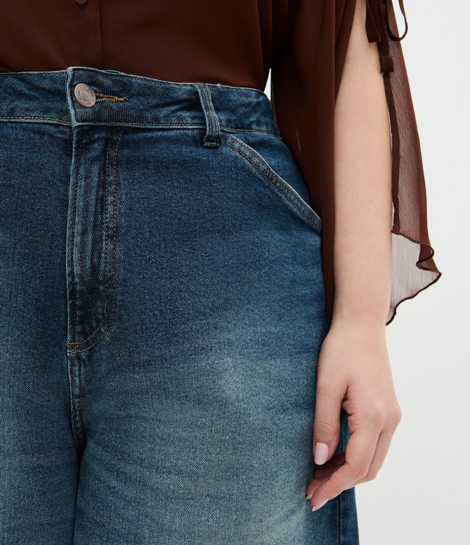 Bermuda Jeans Reta com Bolsos e Passantes Curve & Plus Size Azul 3