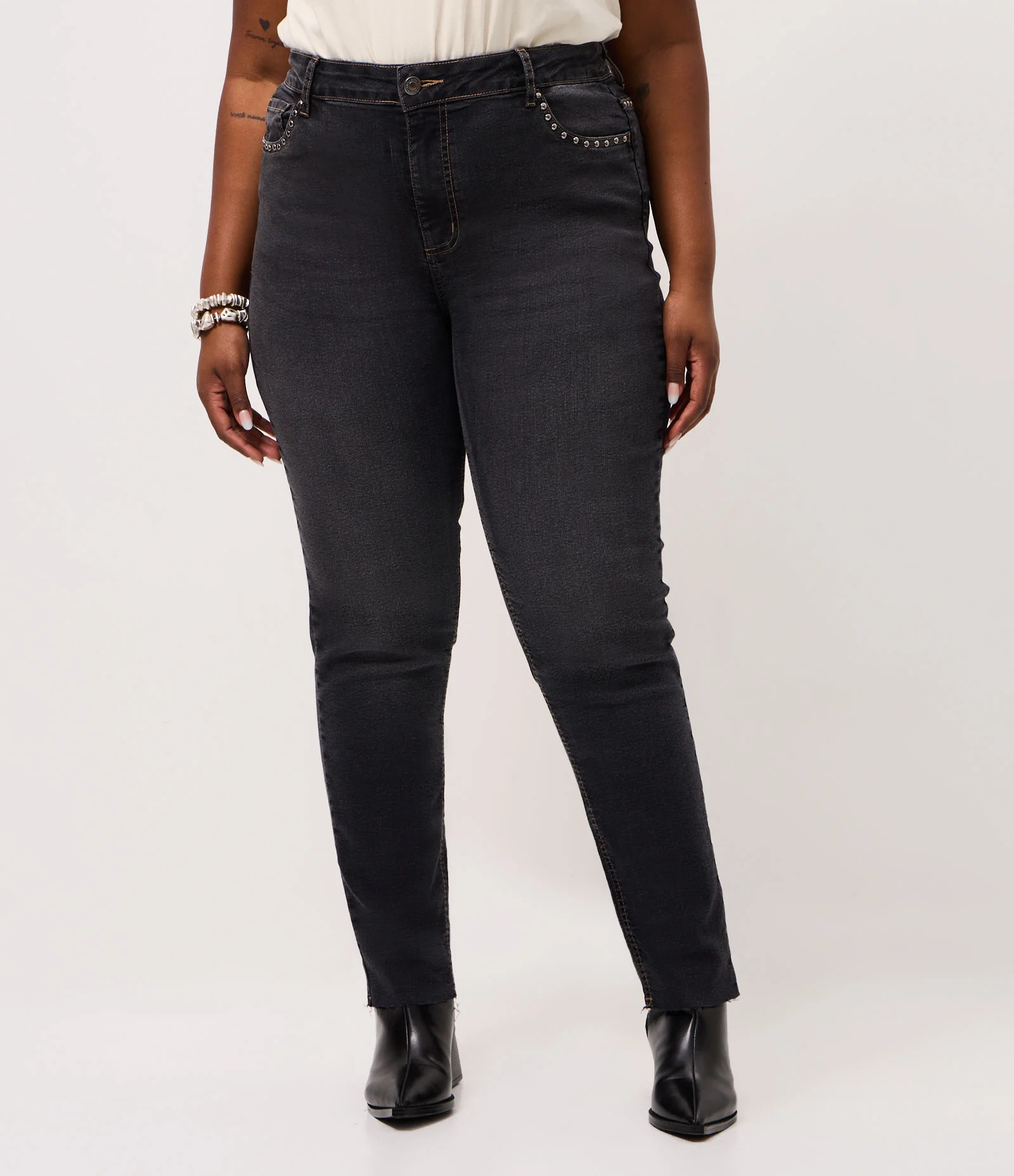 Calça Jeans Skinny com Tachinhas nos Bolsos Curve & Plus Size Preto 2