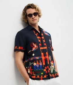 Camisa com Estampa Cena Festa de Alceu Valença