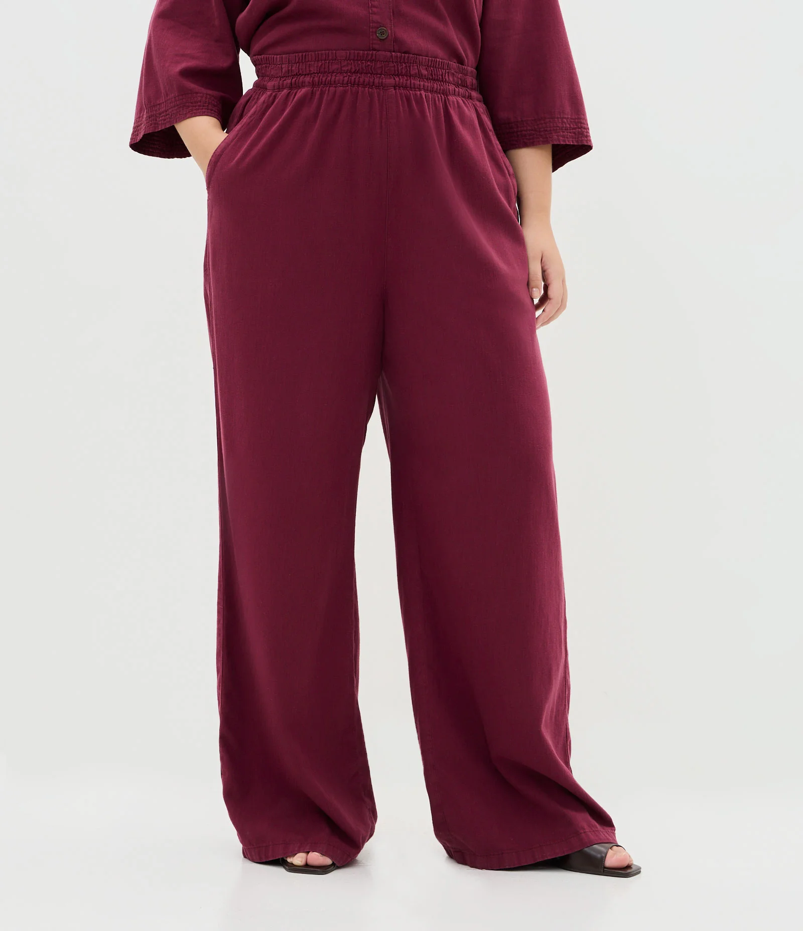Calça Pantalona em Sarja Leve Curve & Plus Size Vermelho 2
