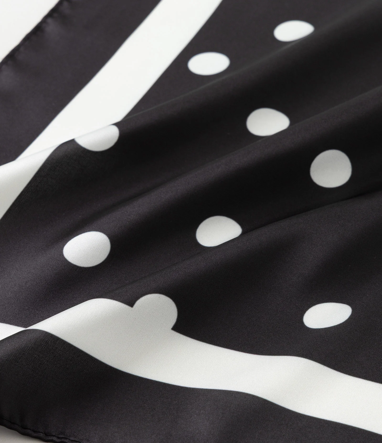 Lenço Acetinado Presenteável com Estampa Poá Preto 2