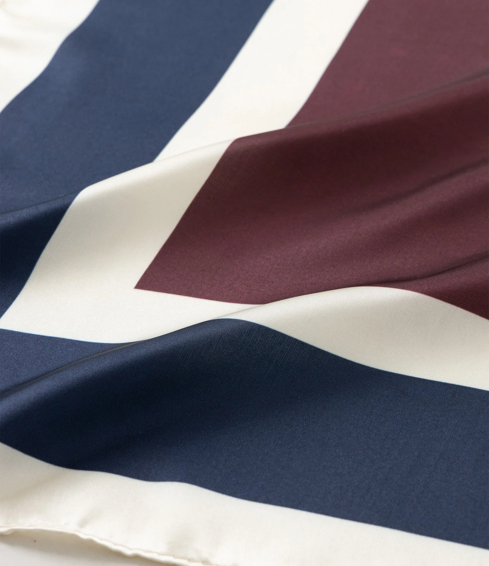 Lenço Acetinado Presenteável com Estampa Geométrica Multicores 2