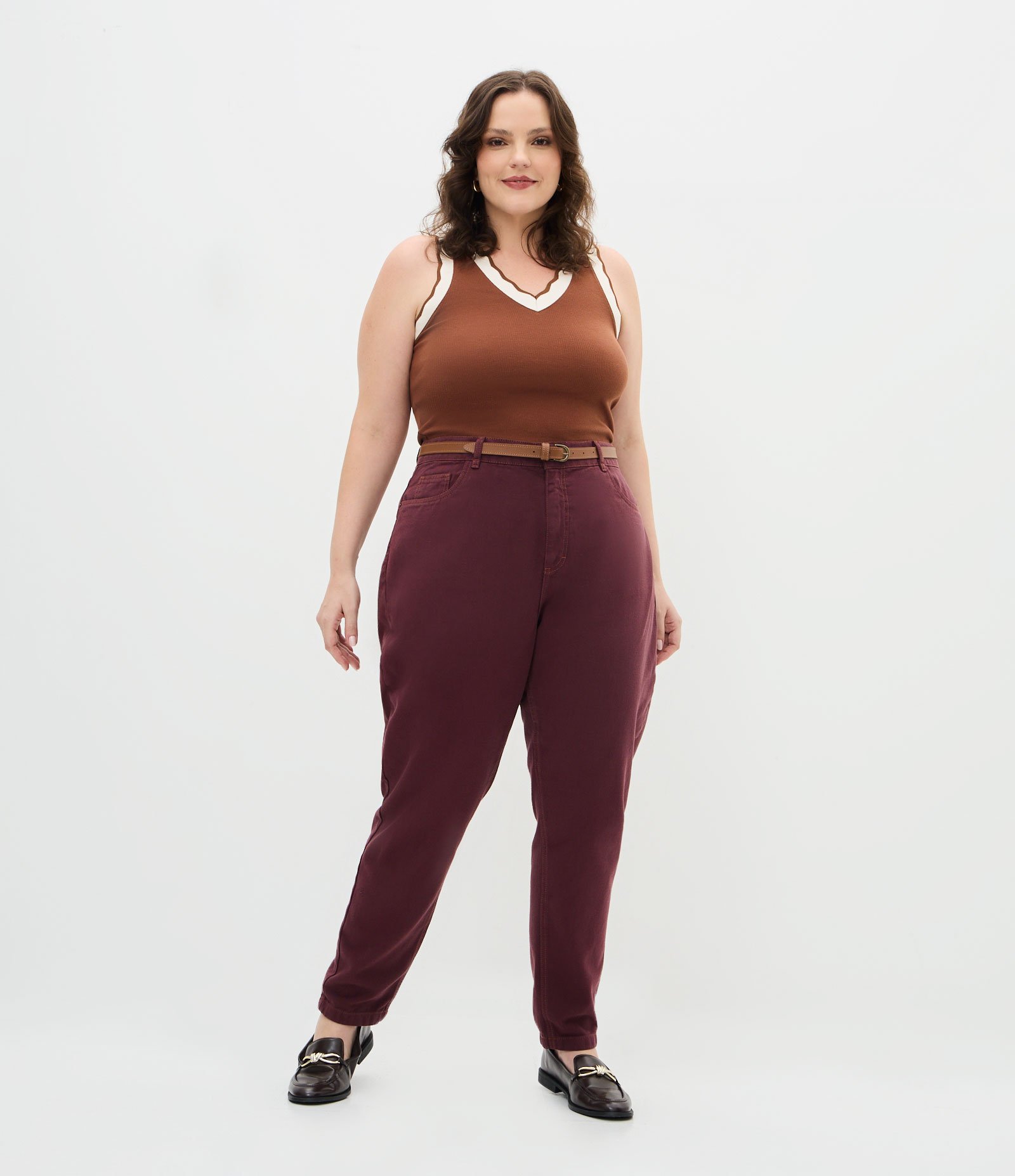 Calça Sarja Mom com Cintinho e Costura Contrastante Curve & Plus Size Vermelho 1