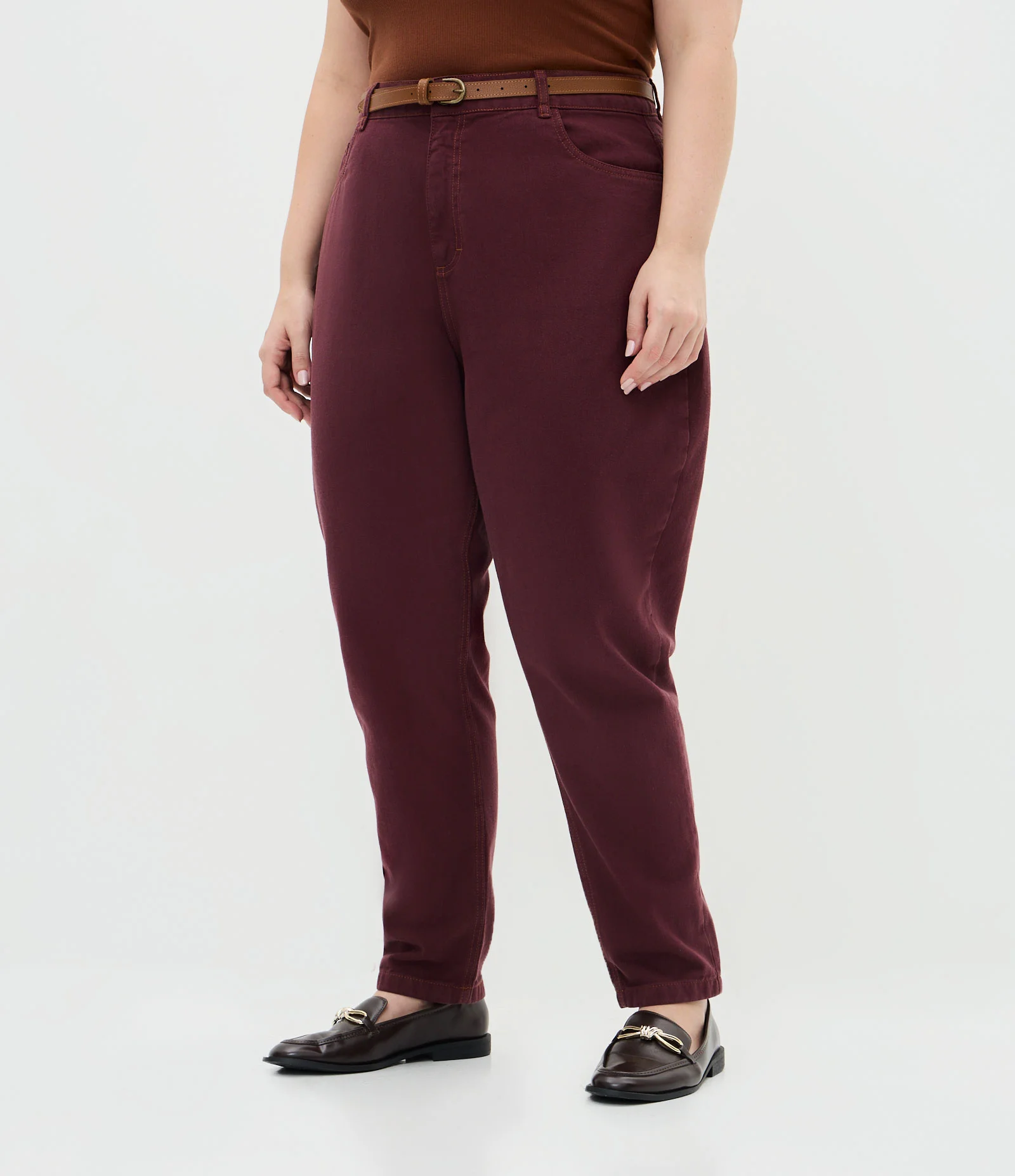 Calça Sarja Mom com Cintinho e Costura Contrastante Curve & Plus Size Vermelho 2