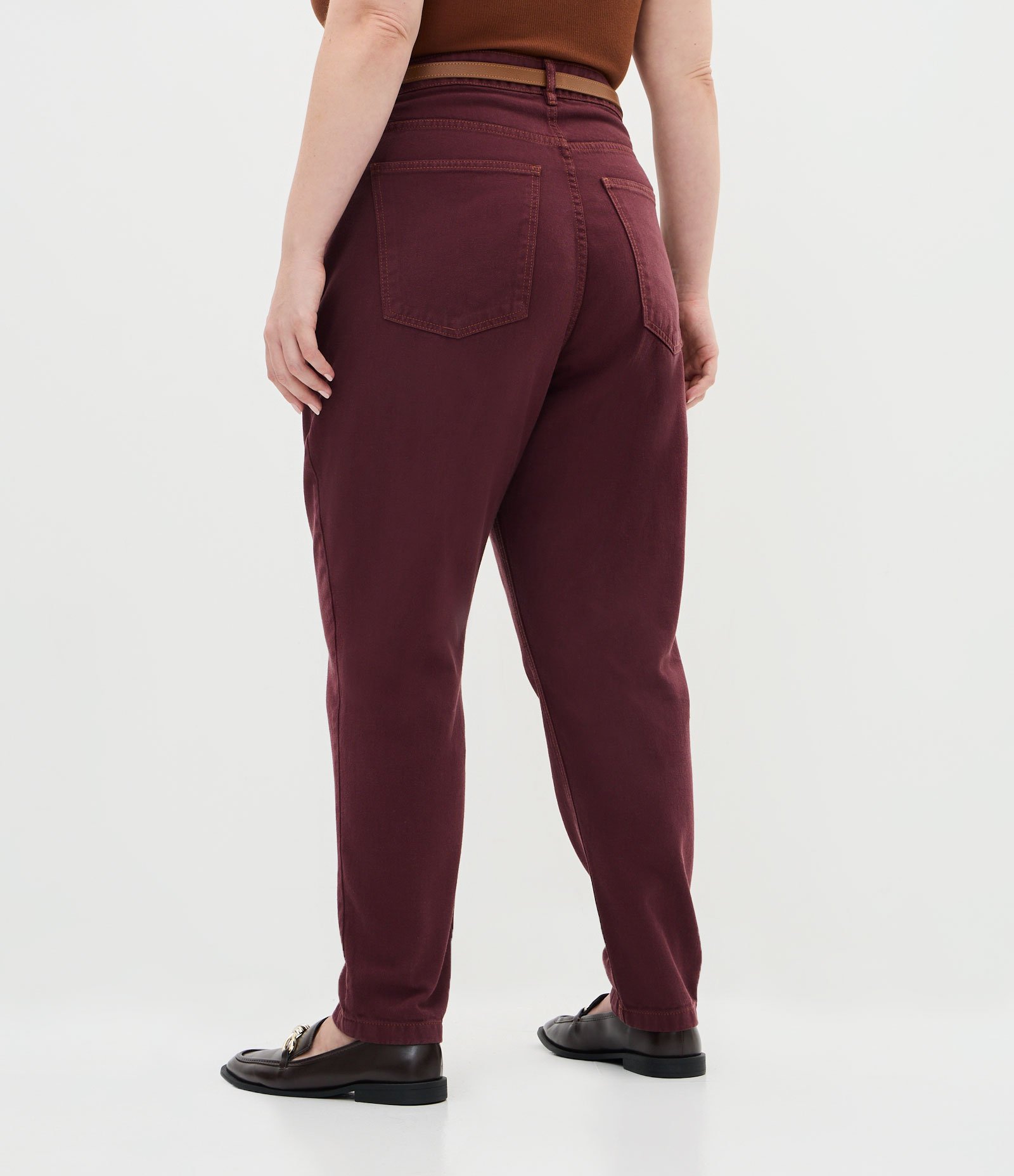 Calça Sarja Mom com Cintinho e Costura Contrastante Curve & Plus Size Vermelho 4