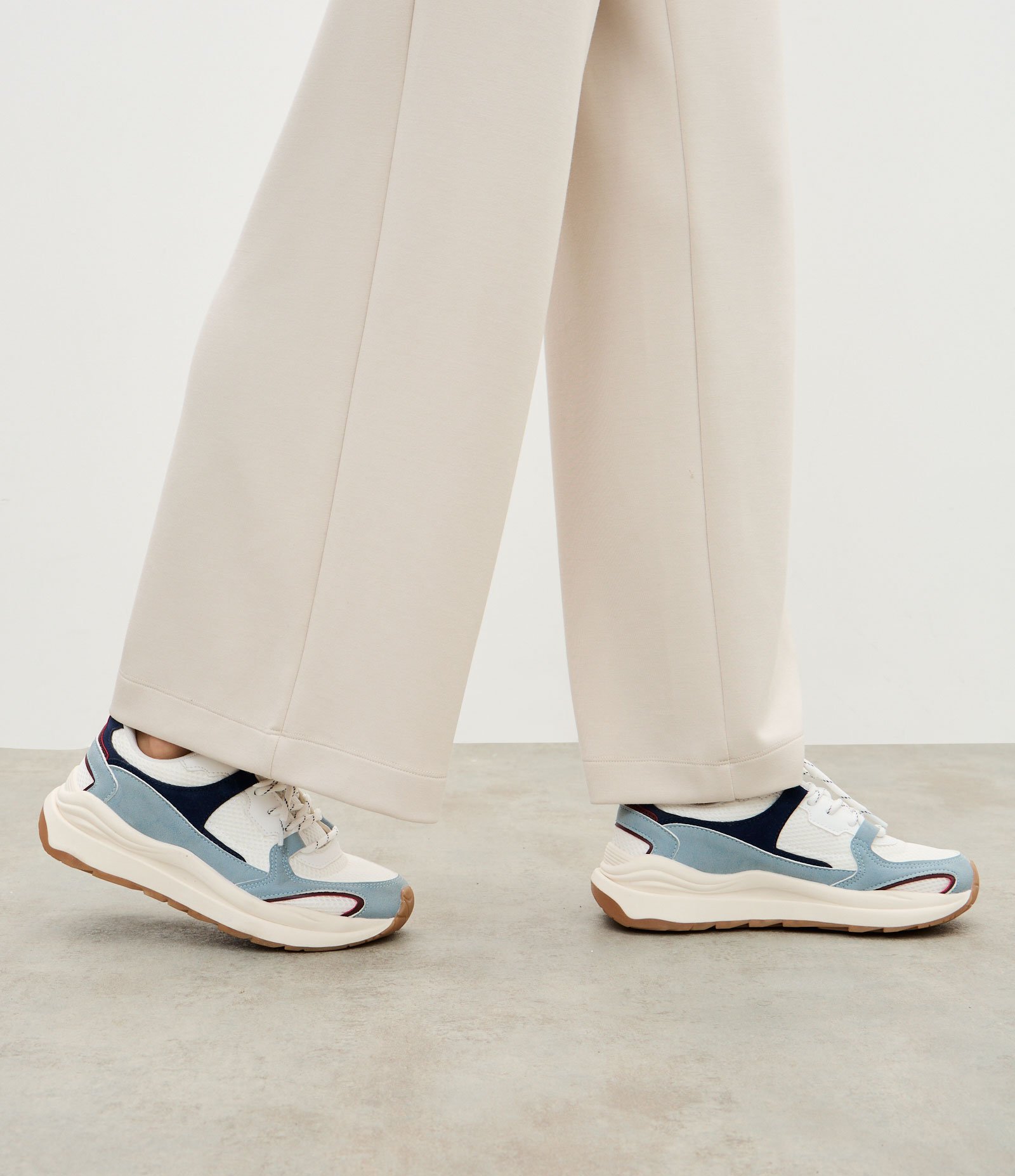 Tênis Jogging em PU com Recortes Contrastantes Branco/Azul 7