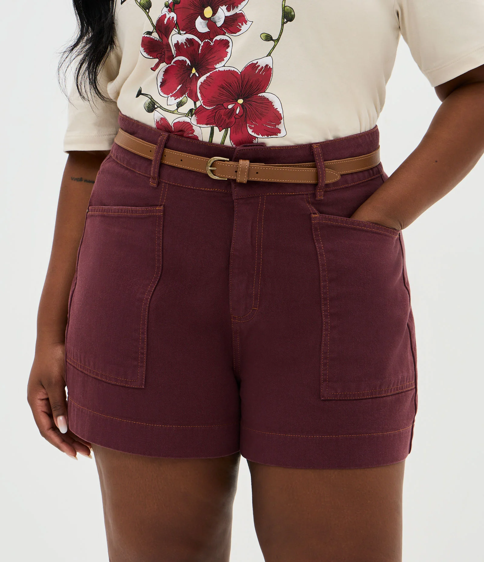Short Mom em Sarja com Costura Ocre e Cintinho Curve & Plus Size Vinho 2