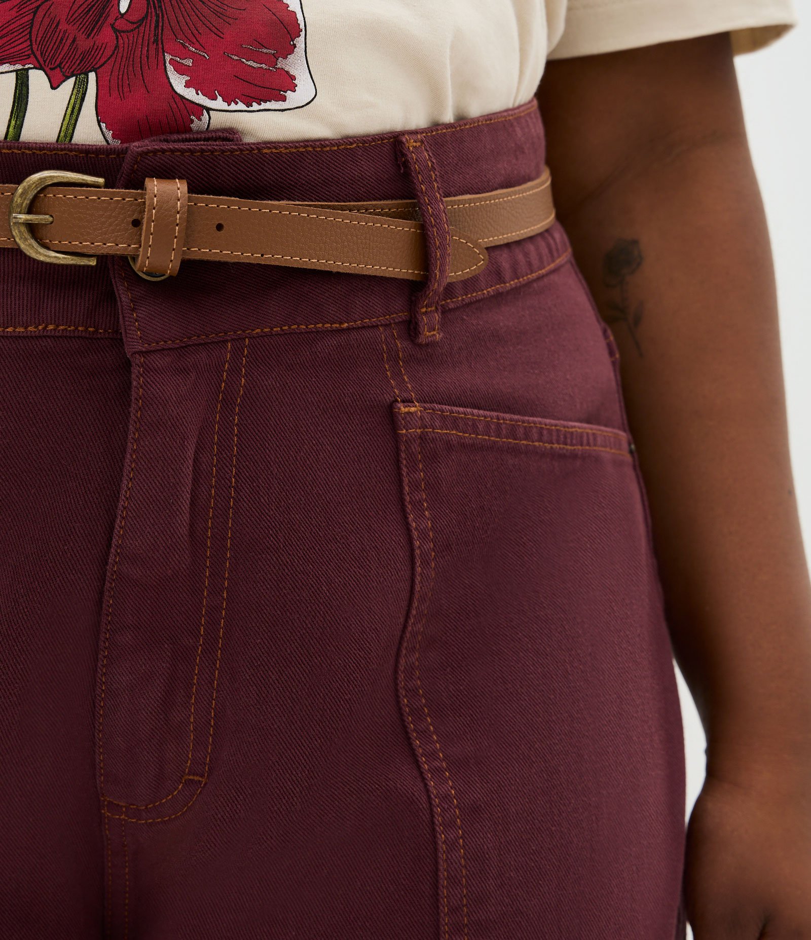 Short Mom em Sarja com Costura Ocre e Cintinho Curve & Plus Size Vinho 3