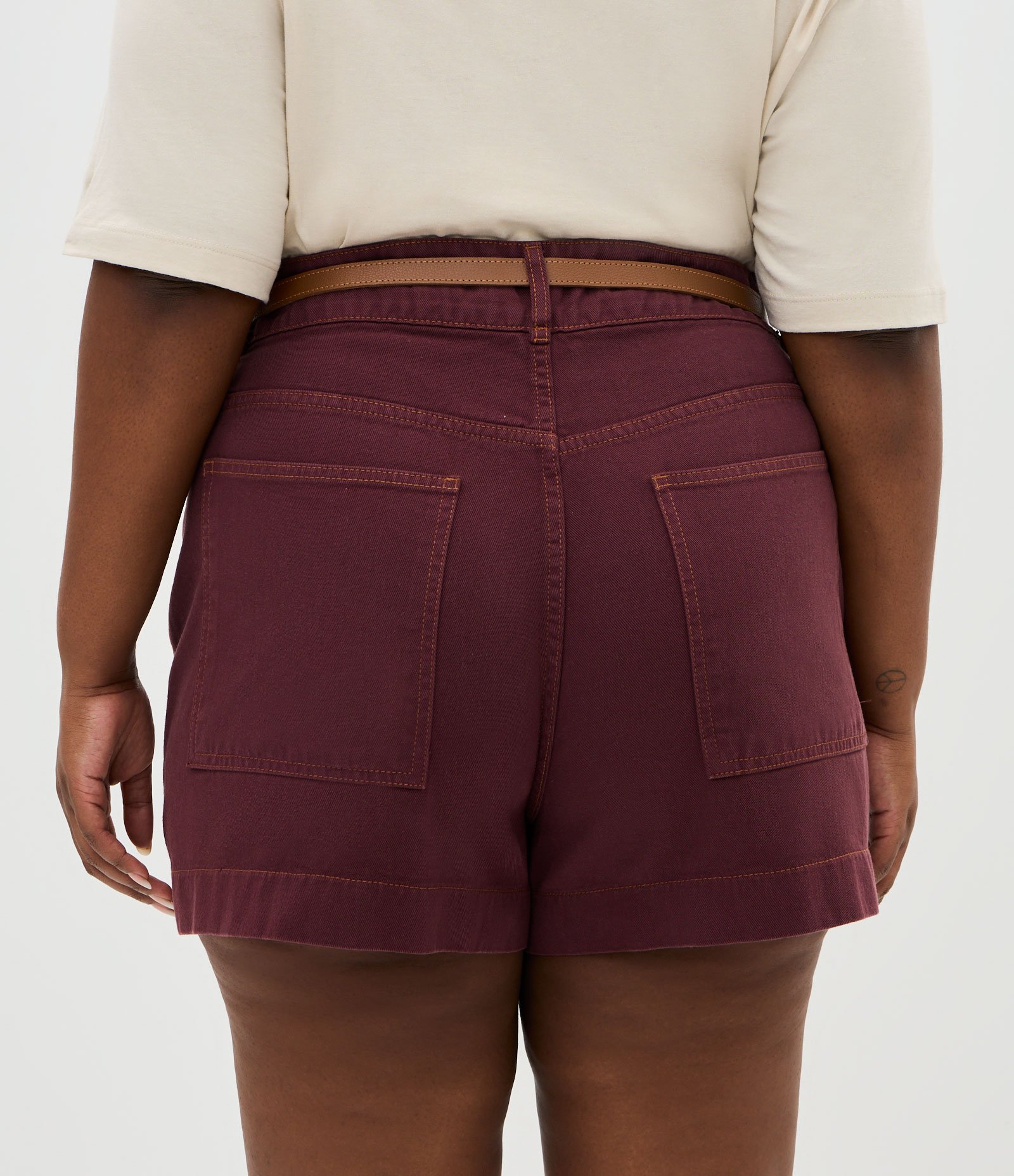 Short Mom em Sarja com Costura Ocre e Cintinho Curve & Plus Size Vinho 4