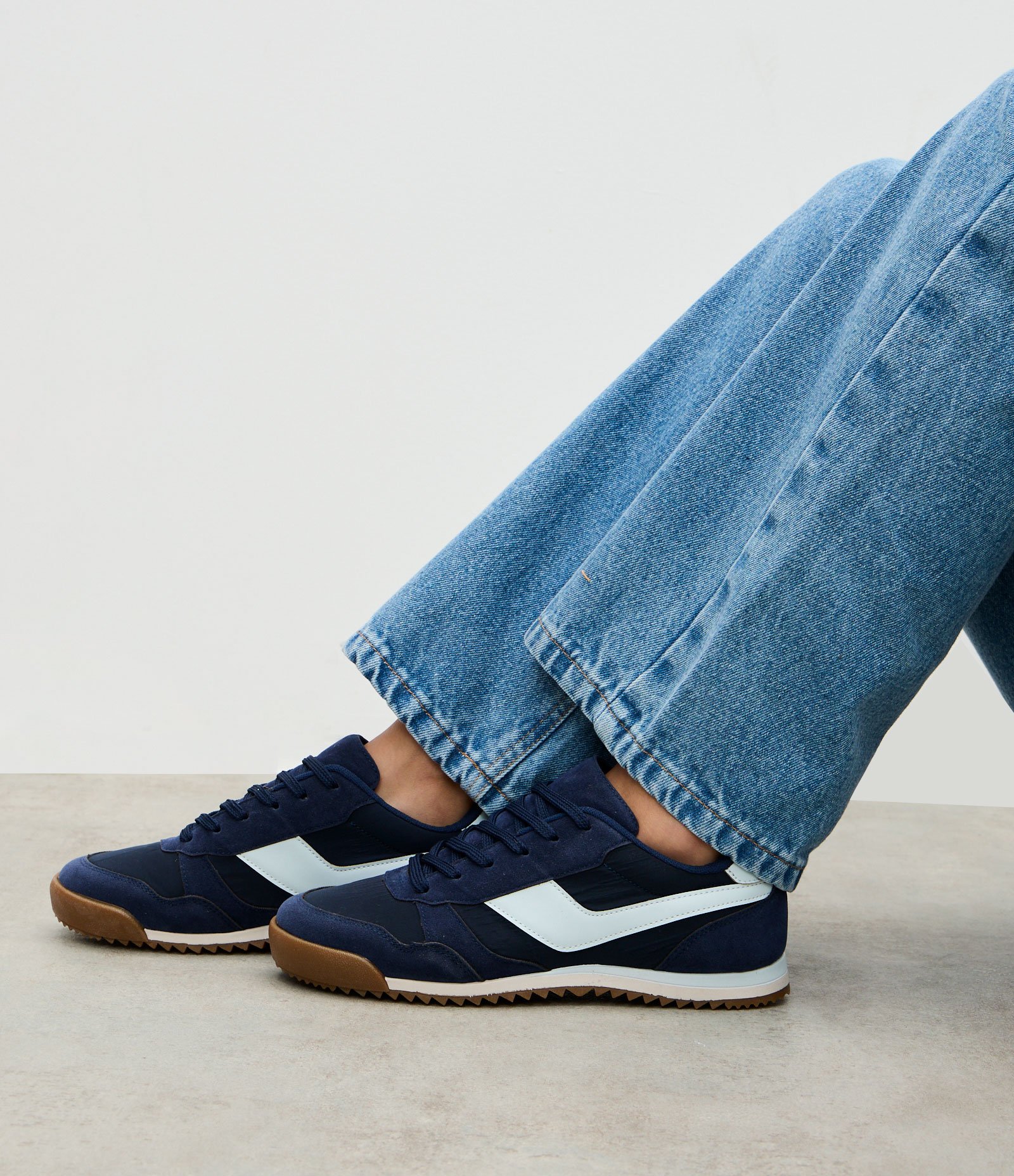 Tênis Runner com Recorte Lateral Contrastante Azul 6