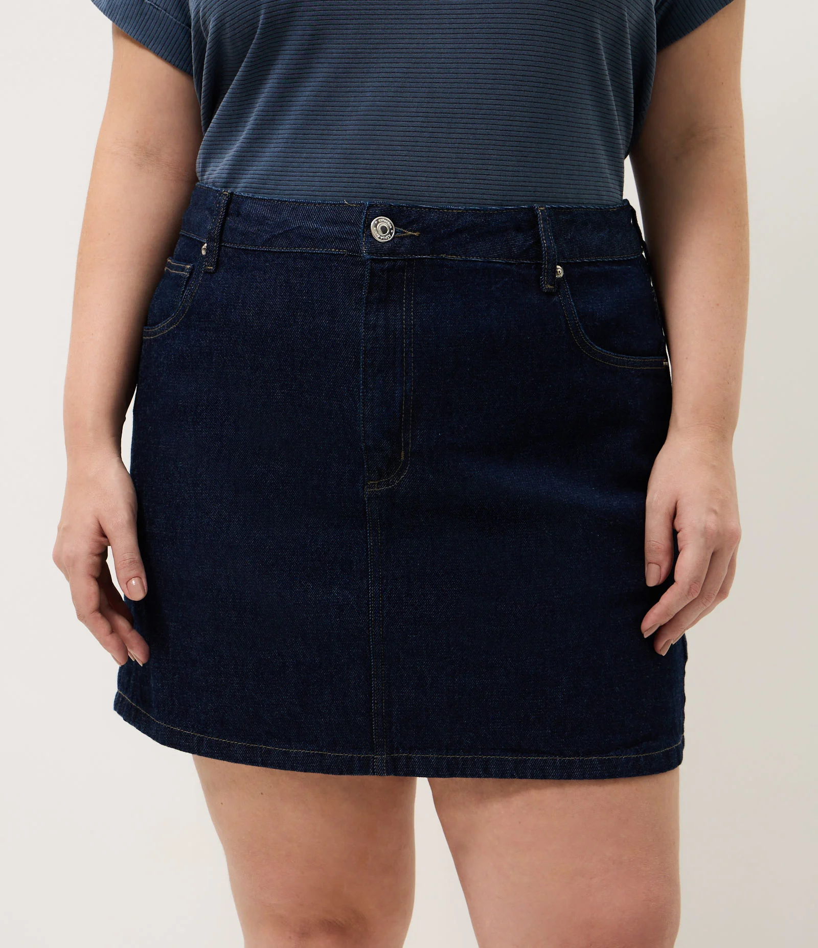 Saia Curta em Jeans Curve & Plus Size Azul 2