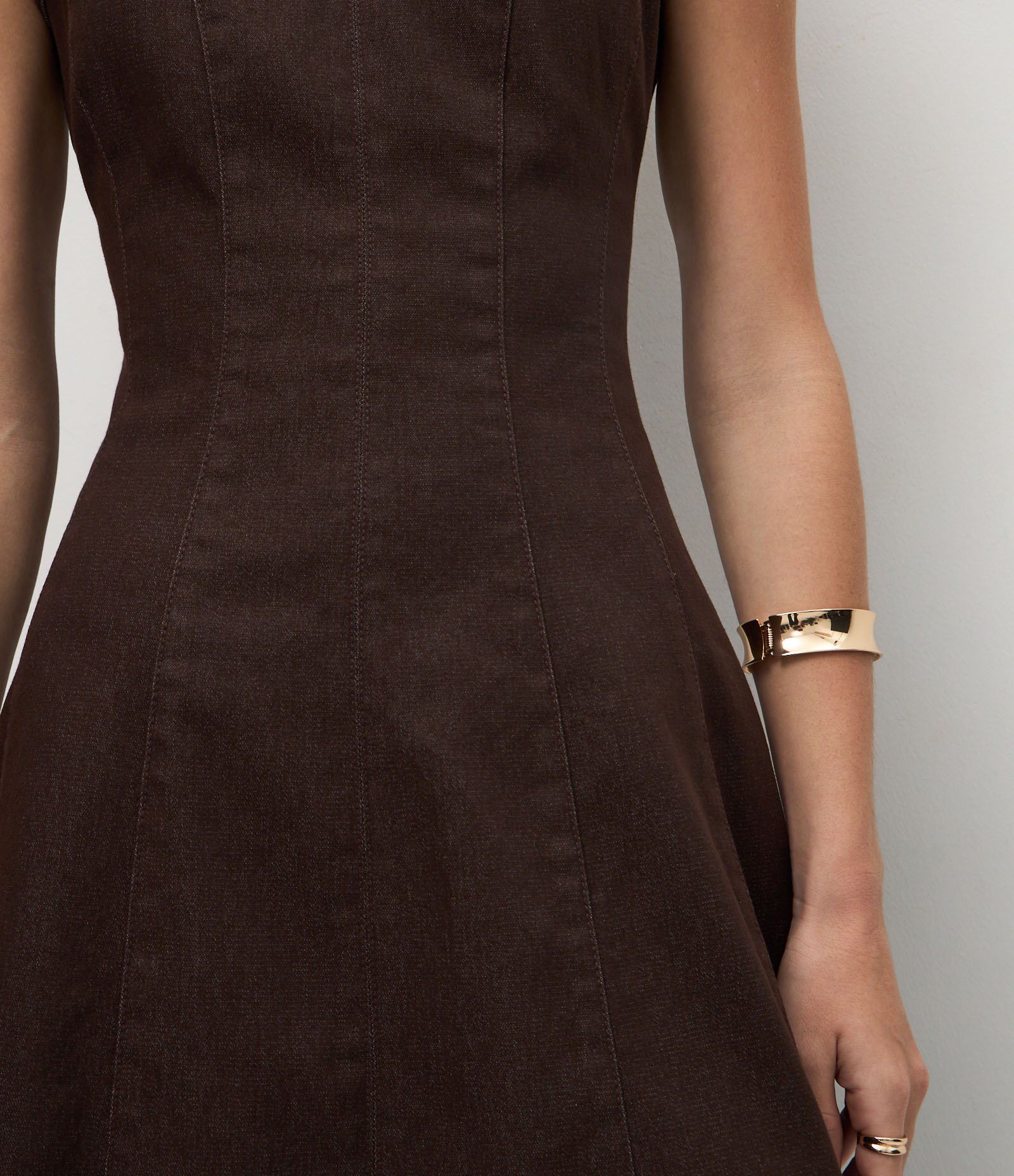 Vestido Midi em Jeans com Recortes e Gola Redonda Marrom Escuro 2