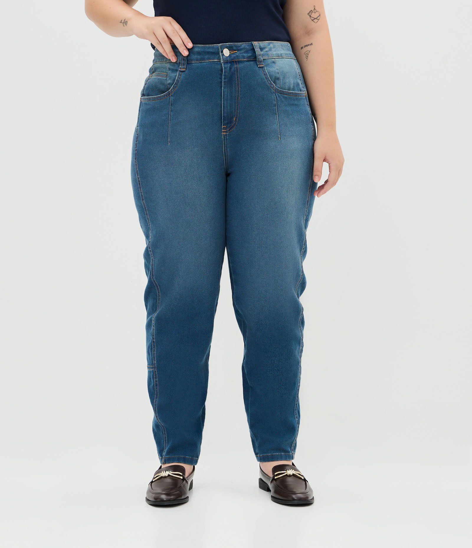 Calça Jeans Mom em Moletinho com Elastano Curve & Plus Size Azul 2