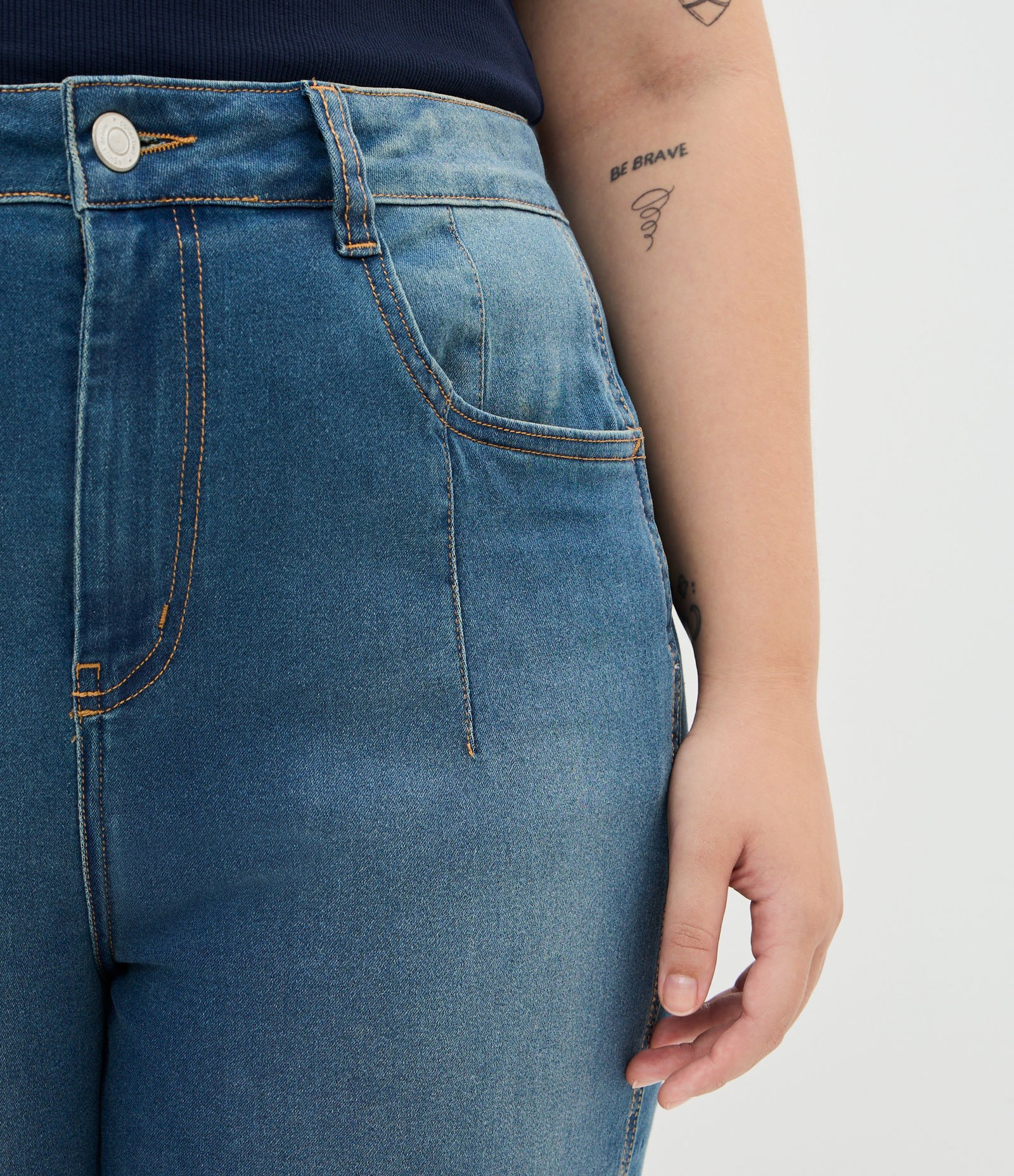 Calça Jeans Mom em Moletinho com Elastano Curve & Plus Size Azul 3