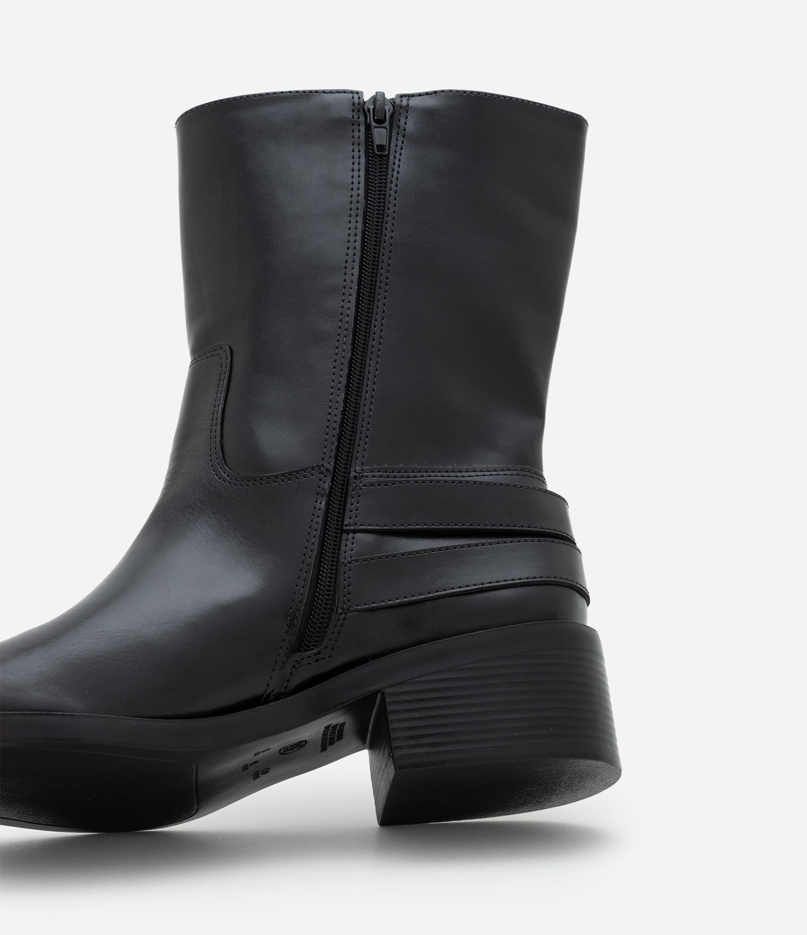 Bota Cano Curto em PU com Salto Bloco Preto 4