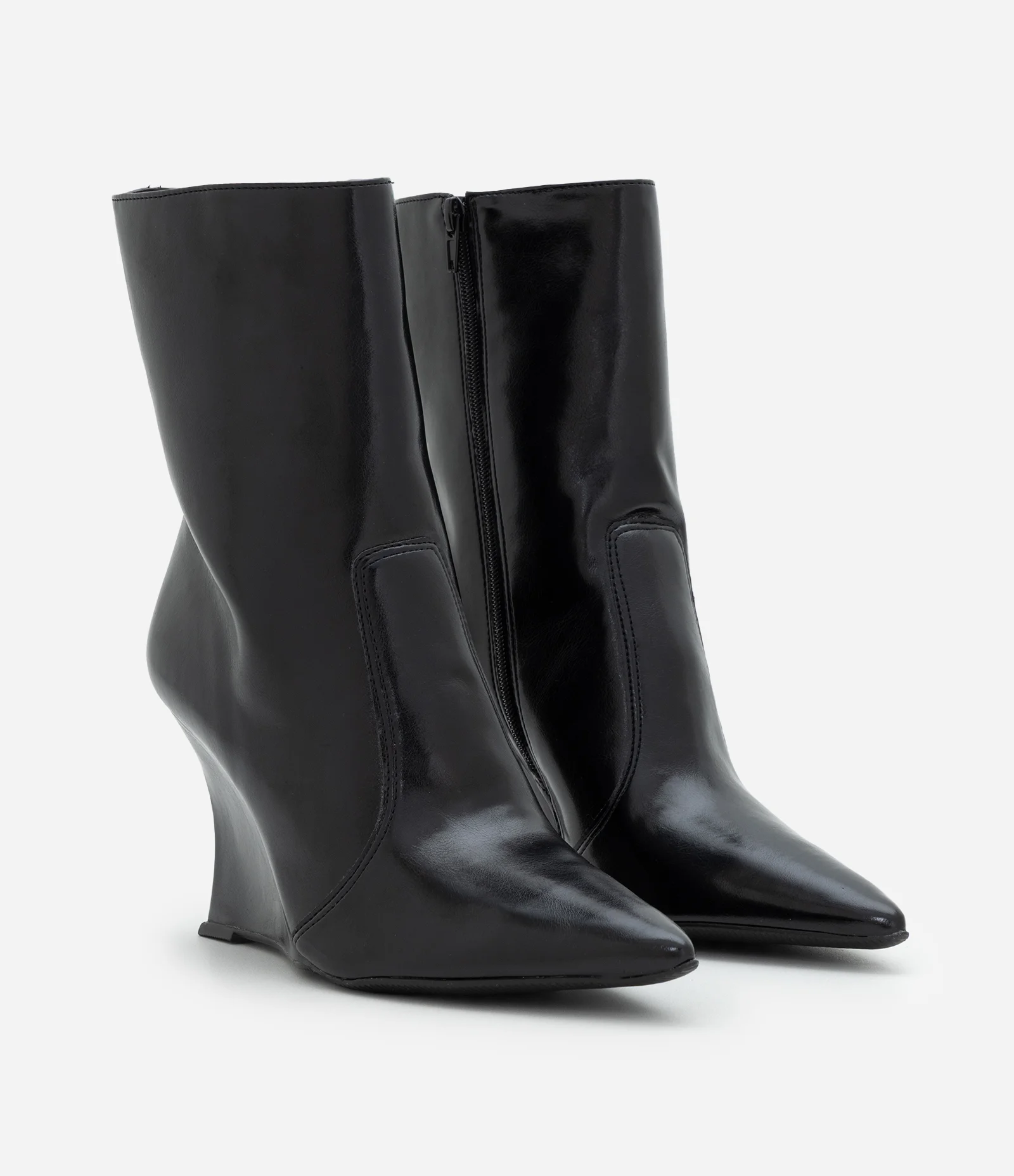 Bota Cano Curto em PU com Salto Anabela Preto 2