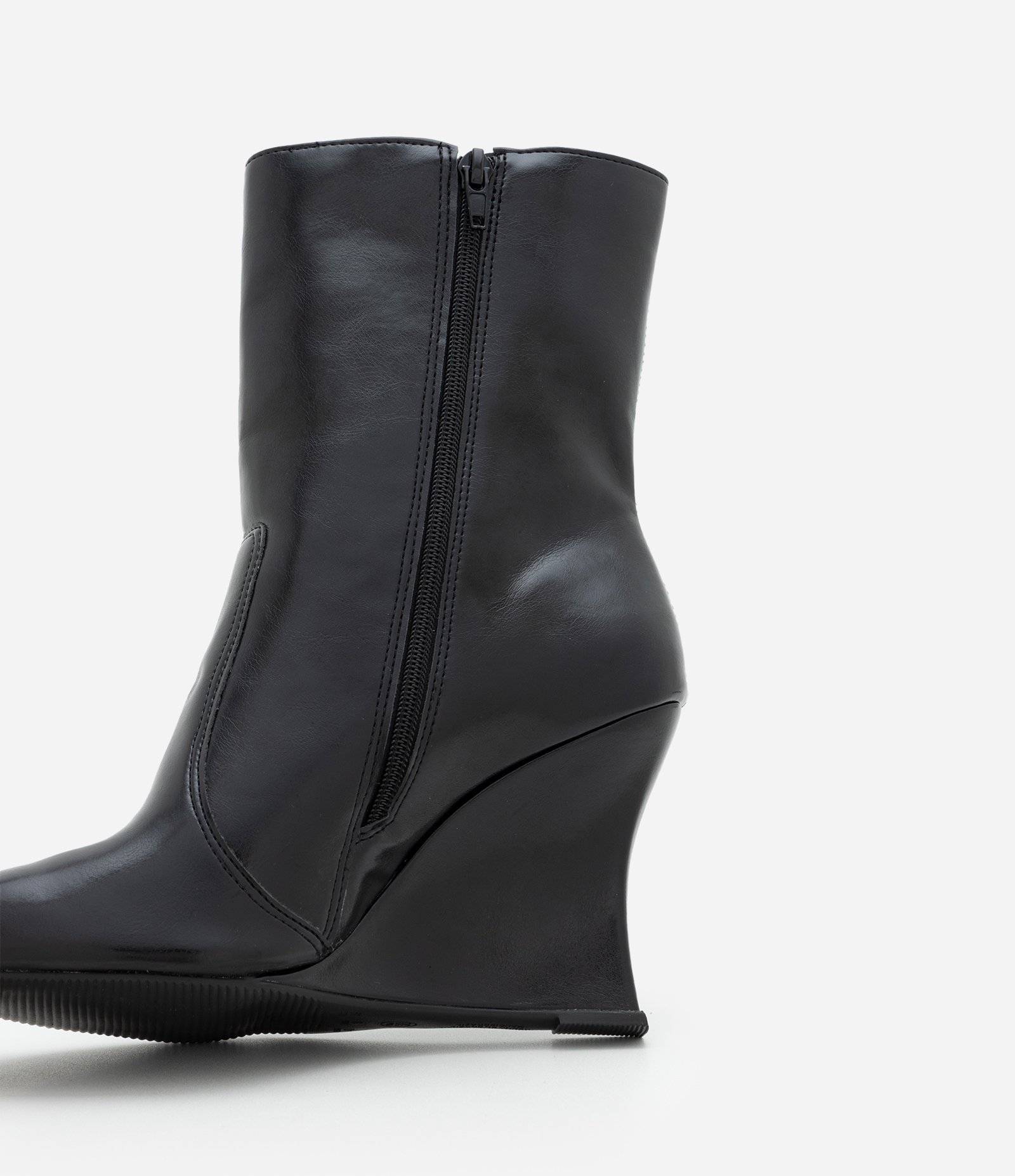 Bota Cano Curto em PU com Salto Anabela Preto 4