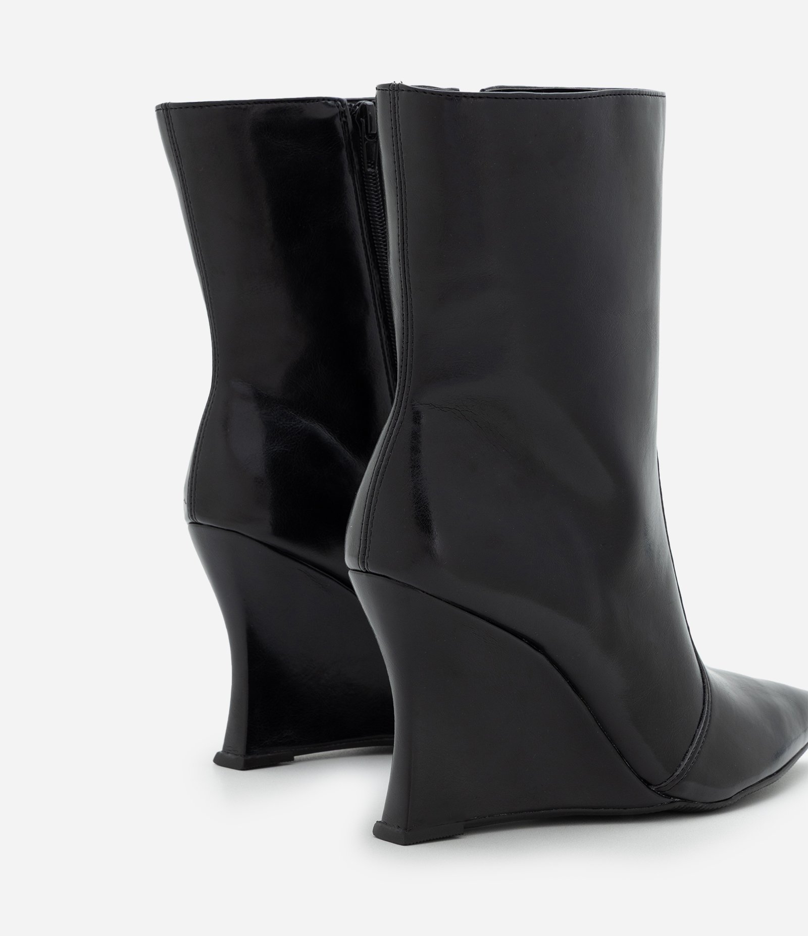 Bota Cano Curto em PU com Salto Anabela Preto 5