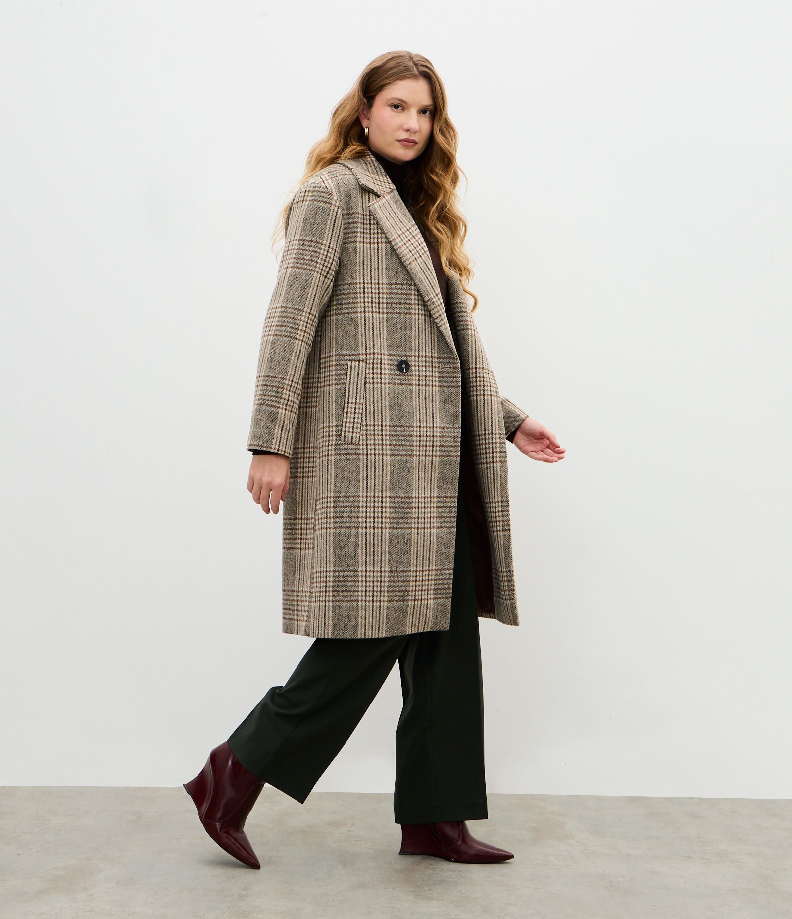 Bota Cano Curto em PU com Salto Anabela Vinho 7